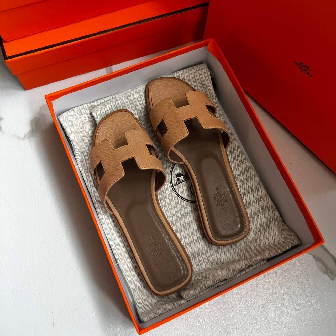 หนังแท้ Hermes sandal Epsom leather รองเท้าแตะงานสั่งตัตใช้สลับแท้ เกรดออริจินอล 1:1 เกรดเหมือนสุด มี series code ทุกคู่ พื้นรองเท้าทำจากไม้รองด้วยหนังแท้ 100% งานตัดเย็บปราณีตละเอียด ใส่สบาย ไม่ลื่น ใช้ทนนาน เกรดนี้คุ้มมาก ไม่ผิดหวังค่ะ ภาพสินค้าถ่ายจากง
