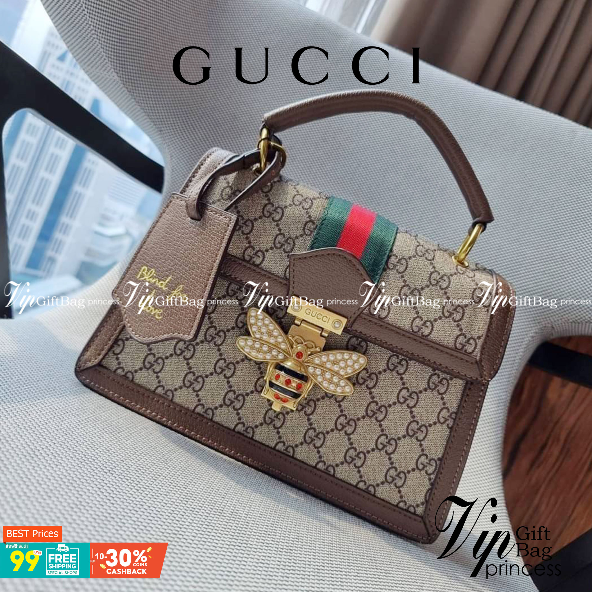 VIP 】กลับมาแล้วจ้า อีกรุ่นพรีเมี่ยมกิ๊ฟสุดฮิต!! หรู ดูผู้ดี!! GC CROSSBODY STRAP BAG WITH GWP กระเป๋าสะพายข้าง ดีไซน์สวย โดดเด่นไม่ซ้ำใคร วัสดุหนังแคนวาส เปิด-ปิดด้วยตัวกดล็อครูปผึ้ง (ผึ้ง) น่ารักมากๆ!! แถมฟรี!! แท็กพวงหนังห้อยเก๋ๆ ภายในกระเป๋าเป็นช่องโล่