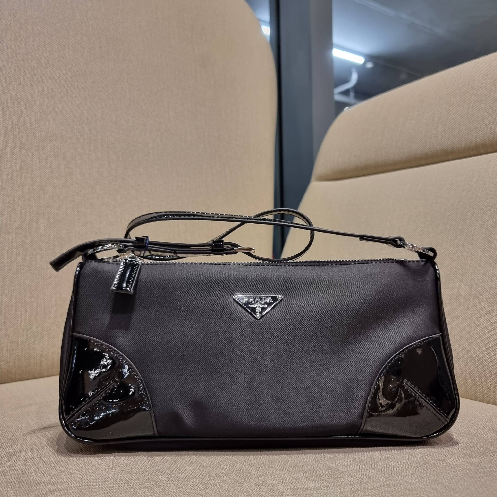PRADA TESSUTO POCHETTE BAG กระเป๋าทรงพอช ดีไซน์ทรงยาวสุดล้ำ อัพลุคให้ดูแพงไปอีกด้วยดีเทลแต่งขอบด้วยหนังแก้ว วัสดุหลักตัวกระเป๋าเป็นไนล่อนคุณภาพดี เปิด-ปิดด้วยซิป พกพาง่ายด้วยสายสะพายในตัว ที่สามารถปรับได้อีก ภายในเป็นช่องโล่ง ใส่โทรศัพท์ได้ทุกรุ่น กระเป๋า