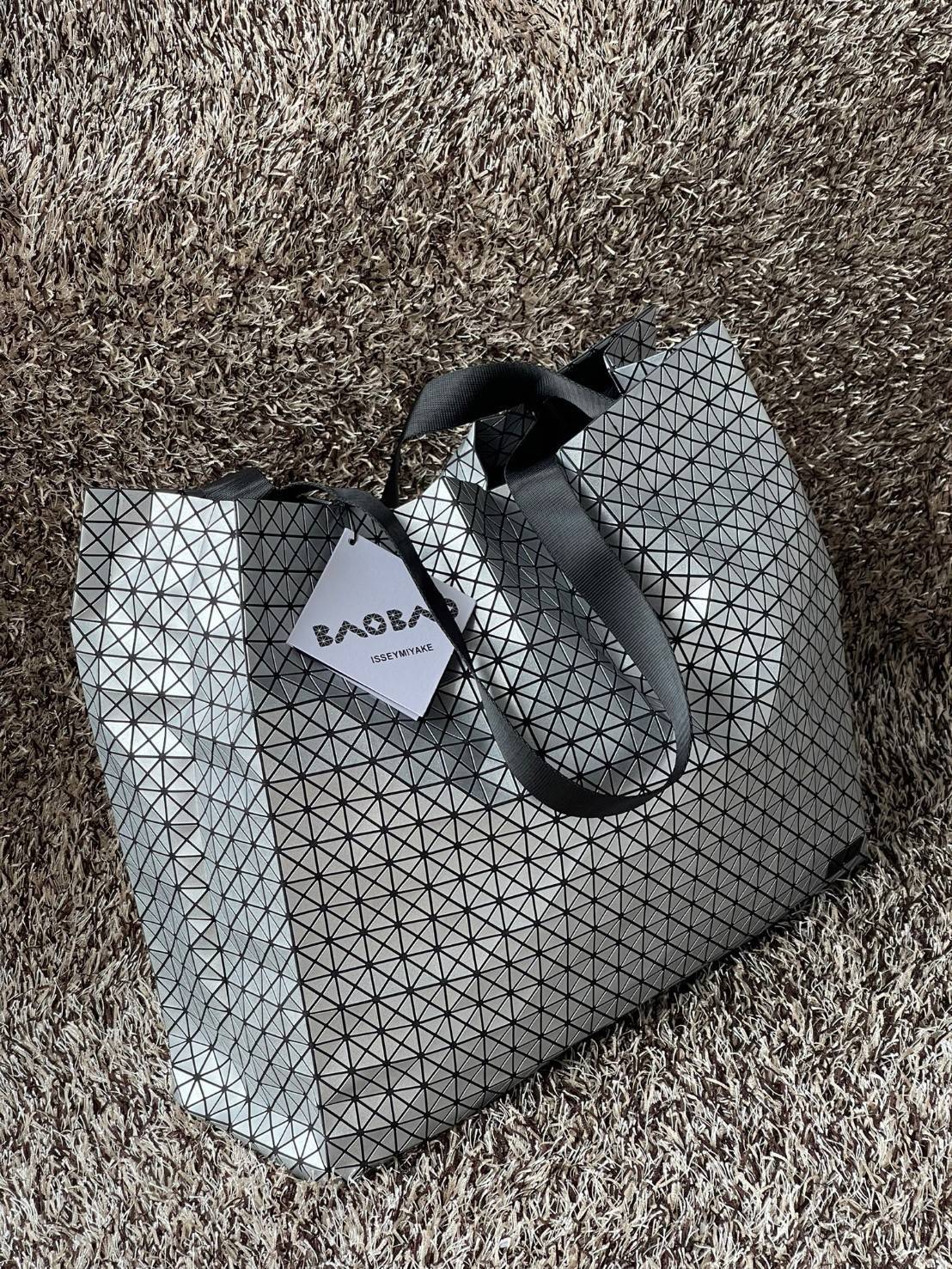 ORI 🥂 Baobao Issey Miyake Cart geometric tote bag / Miyake Cart Tote Bag รูปทรงที่สร้างขึ้นโดยบังเอิญ' เสื้อผ้าที่มีโครงสร้างและได้รับการออกแบบทางวิศวกรรมอันเป็นเอกลักษณ์ของแบรนด์ ส่งต่อไปยังเครื่องประดับที่น่าประทับใจและไร้กาลเวลาเหล่านี้ กร
