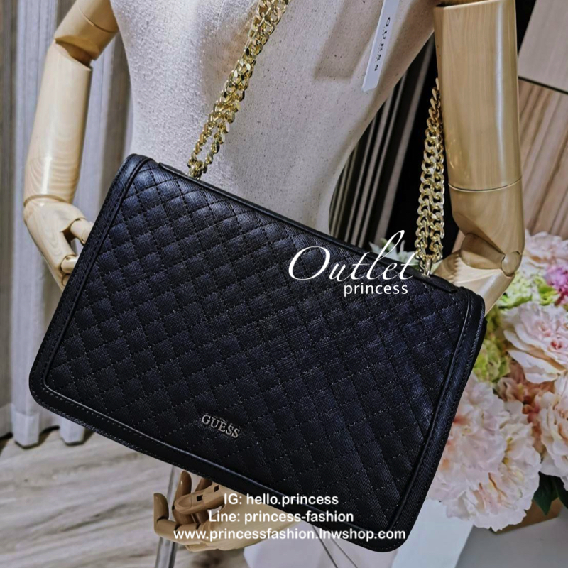 GUESS CROSSBODY BAG กระเป๋าสะพายรุ่นใหม่ล่าสุดทรงเหลี่ยมหนังสวยเดินเส้นลายตารางอยู่ทรงด้านหน้าประดับโลโก้ GUESS อะไหล่ทอง เปิดปิดด้วยฝาปิดกระดุมแม่เหล็ก ภายในมีฌลโก้และช่องซิป กว้างและจุใส่กระเป๋าสตางค์ใบยาว ของจุกจิกได้เยอะ สายสะพายโซ่ตมีที่รองบ่าจะเลื่อ