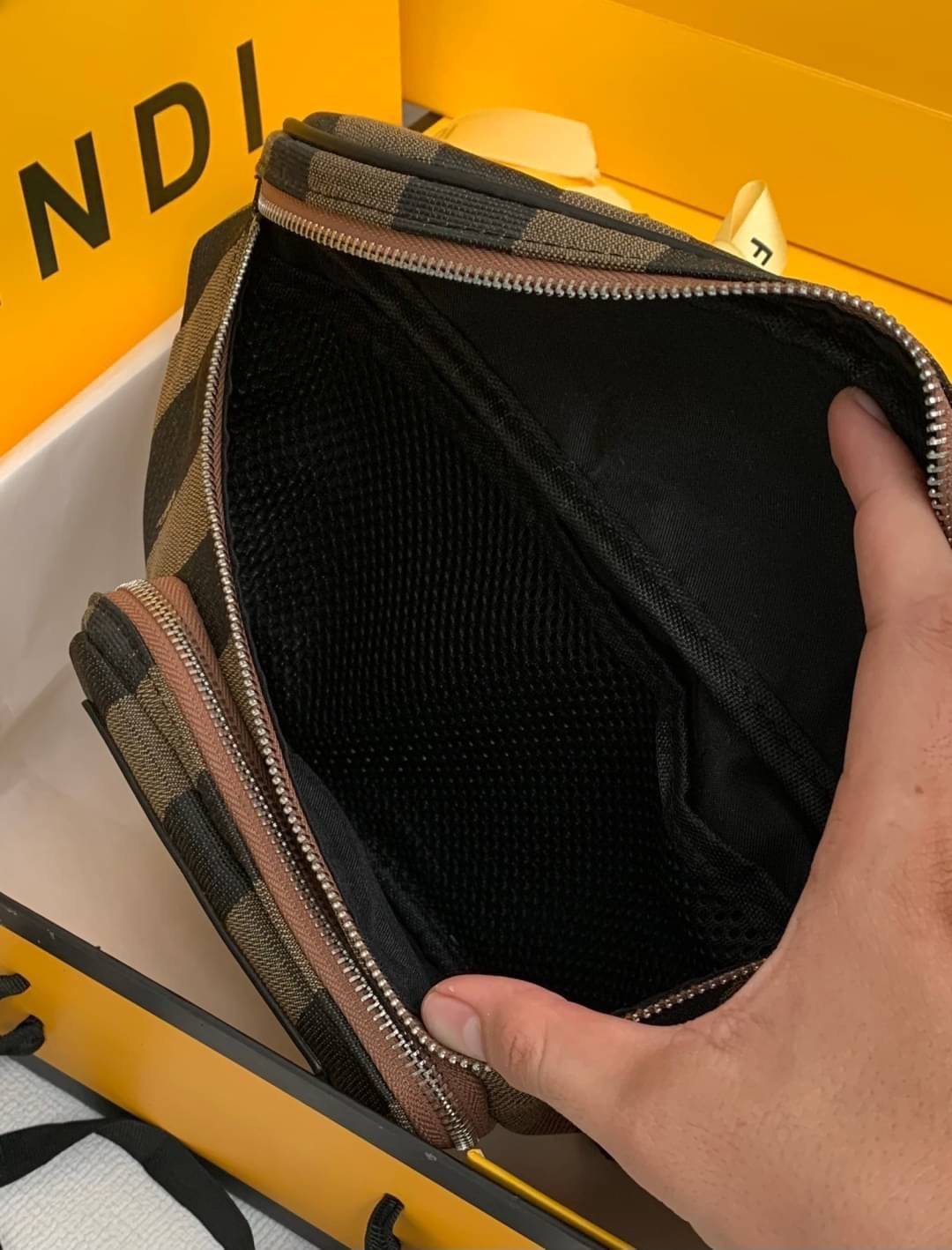 พรีเมี่ยมกิ๊ฟแท้ 100% 】หนังแท้ กระเป๋าสะพายคาดเอว Fendi striped belt bag