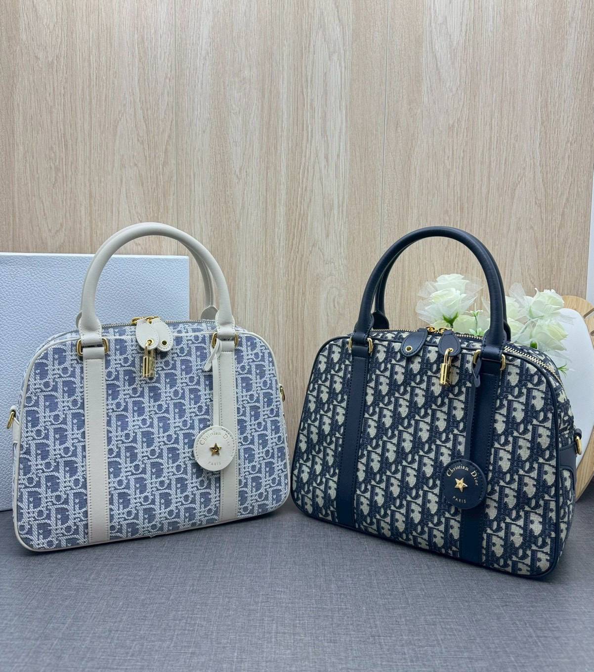 ORI หนังแท้ | DIOR Large D-Vibe Bowling Bag กระเป๋าทรงหมอนดีไซน์โบว์ลิ่งใบใหญ่ ทันสมัยใช้งานง่ายจุของได้เยอะ สวยสง่างามเป็นเอกลักษณ์