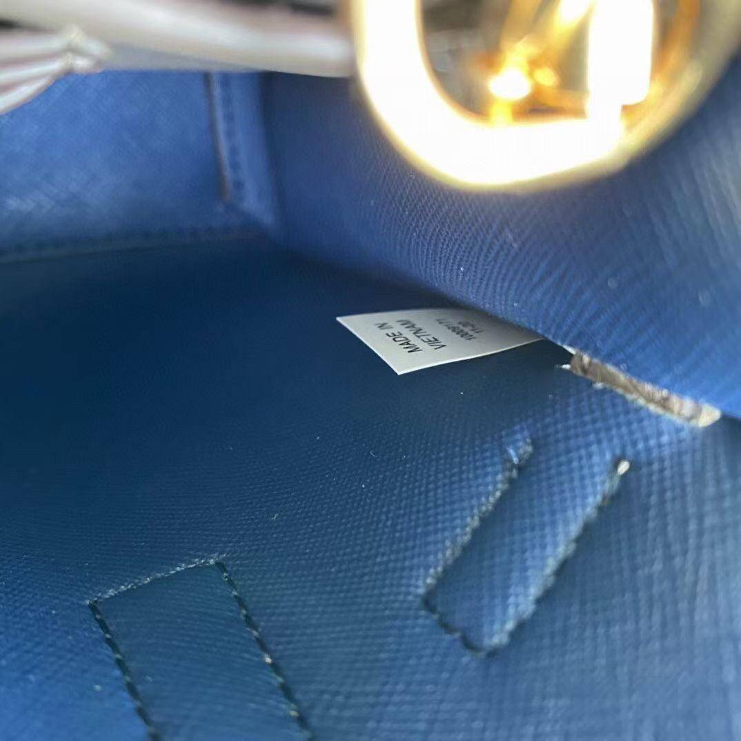 ของแท้ 💯% 】Tory walker Micro Satchel กระเป๋าถือหรือสะพายไหล่ วัสดุหนังแท้ ด้านหน้าประดับโลโก้แบรนด์ อะไหล่ทองสวยหรู