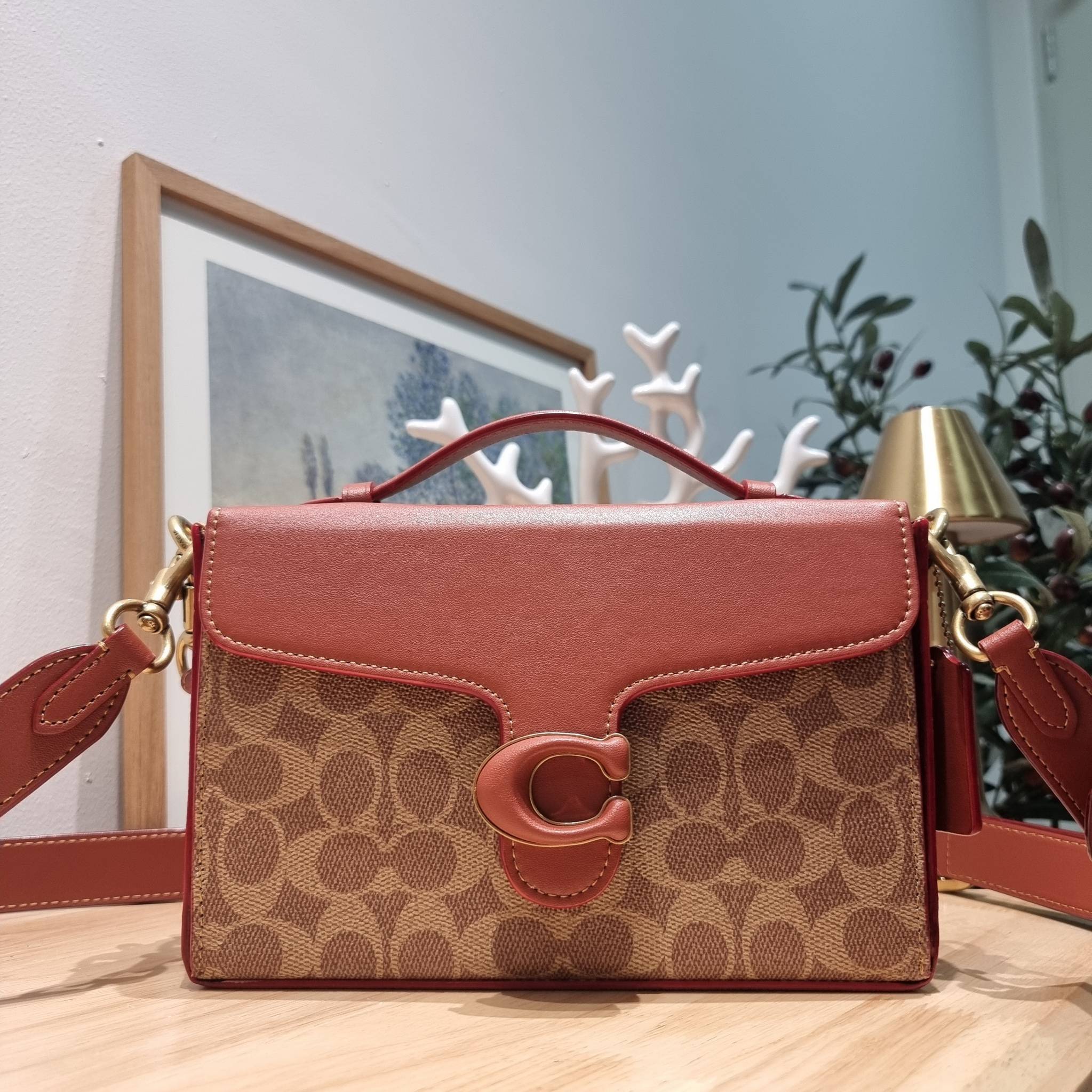 COACH CH798 TABBY BOX BAG IN SIGNATURE CANVAS ดีไซน์ใหม่ปี 2023 กับกระเป๋าสะพายมัลติฟังก์ชั่น ครบครัน ใช้งานได้หลากหลาย สวยคมชัด คลาสสิคใช้ได้ทุกลุค