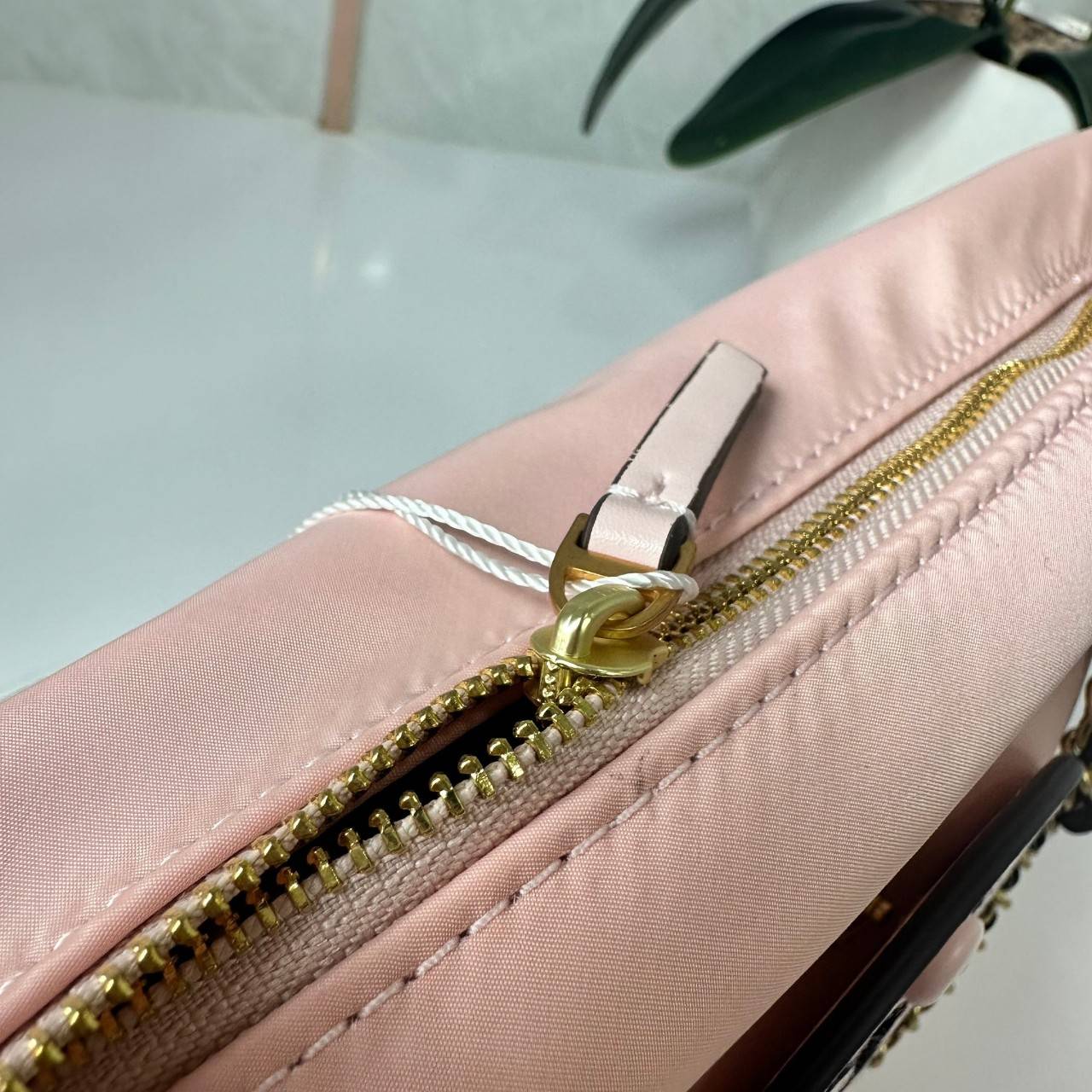 TORY BURCH Ella Chain Crossbody Nylon Bag กระเป๋าคล้องไหล่สายโซ่หรูหราโดดเด่นด้วยโลโก้หนังด้านหน้า สามารถปรับสะพายคอสบอดี้ สะพาลไหล่ได้