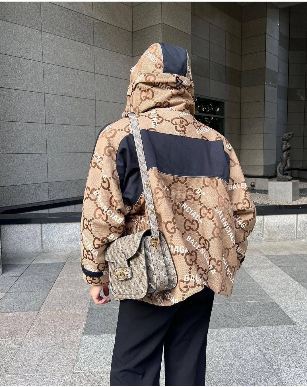 GUCCI x Balenciaga Horsebit 1995 รุ่นเด็ดสุด!! ฮ็อตสุด!! ที่ไม่ว่าใครก็ต้องรอคอย กับโปรเจคสุดเลิศ Balenciaga × Gucci strap shoulder bag กระเป๋าสะพายไหล่/สะพายข้าง ดีไซน์ใหม่ที่คอลแลบระหว่าง 2 แบรนด์สุดโต่งในเรื่องแฟชั่น รับรองความสวยไม่โป๊ะ วัสดุหนังแคนวา