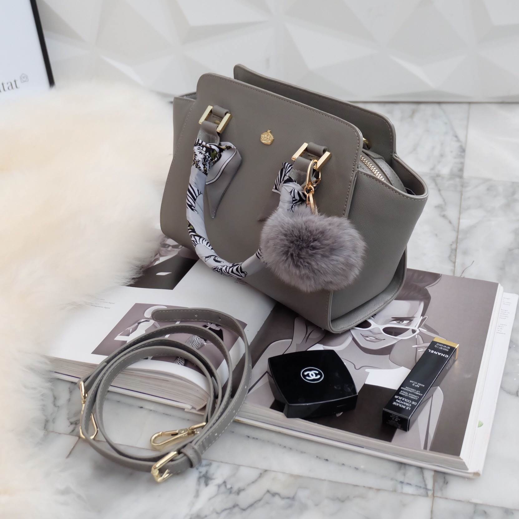 รุ่นขายดีตลอดกาล กระเป๋าหนัง saffiano สวยมากๆค่า รุ่น KEEP Infinite office bag สวย น่ารัก ขนาดตอบทุกโจทย์การใช้งาน เห็นแล้ว **หลงรักเลยคะ 🌲ตัวกระเป๋าขนาดกำลังดีหนังsaffiano ลายสวยที่สำคัญ ดูแลรักษาง่าย ประดับด้วยผ้าพันหูกระเป๋ารุ่นพิเศษ ทำให้กระเป