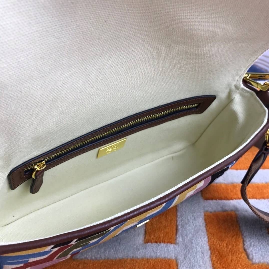VIP GIFT 】FENDI BAGUETTE SUMMER 2021 CANVAS SHOULDER BAG กระเป๋าสะพายพรีเมี่ยมกิ๊ฟ หายาก สีคัลเลอร์ฟูลสุดใส โดดเด่น ดีไซน์ปั๊มโลโก้รอบใบ วัสดุผ้าแคนวาส ทนทาน มาพร้อมสาย 2 แบบ สำหรับคล้องแขน และสายครอสบอดี้สีทูโทน เปิด-ปิดด้วยกระดุมแม่เหล็ก ภายในเป็นช่องโล