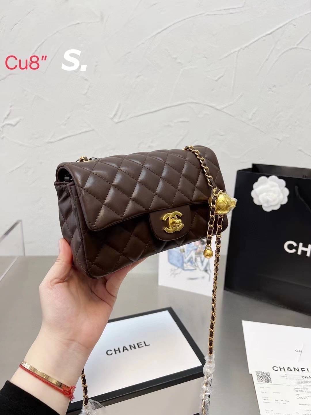 Chanel 22c classic golden ball / Chanel Pearl with Chain crossbody bag กระเป๋าสะพายข้างหรือสะพายเป็นครอสบอดี้ ใบนี้ไปถือออกงาน ก็สวยหรูดูแพงสุดๆค่า!! คลาสสิคและโดดเด่นทุกสี
