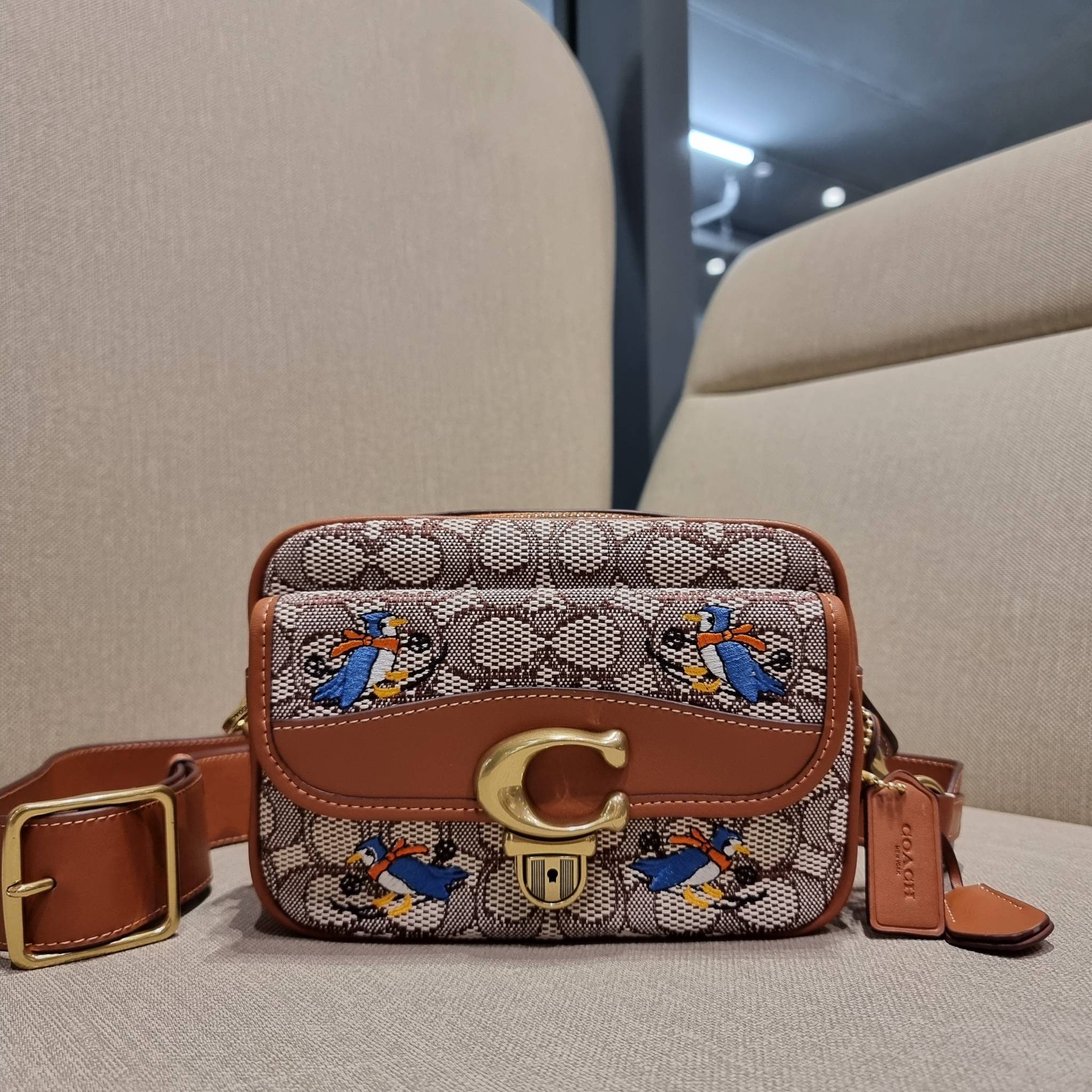COACH C7764 STUDIO CAMERA BAG 19 IN SIGNATURE TEXTILE JACQUARD WITH CREATURES น้องเล็กใหม่สุดอีกหนึ่ง!! ขนาดเล็กกะทัดรัด มาแบบเลิศๆหรูๆมากแม่ พร้อมเทกเจอร์สุดคิ้วท์!! กระเป๋าสะพายข้างลุคไฮน์ ที่ดีไซน์ออกมาได้ปัง และดูแพงมากๆ ด้วยดีเทลคลาสสิคผสานความเป็นเอ