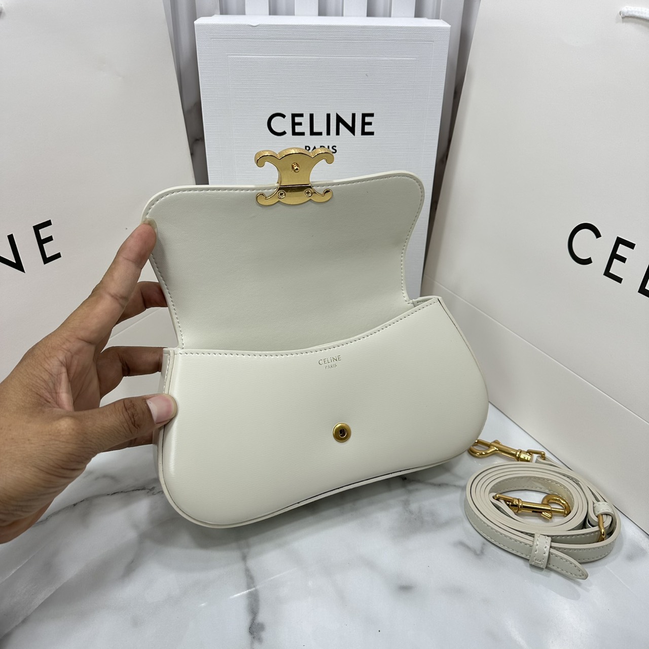 ORI หนังแท้ | CELINE TEEN CELINE LOLA IN shiny calfskin กระเป๋าสะพายทรงคลัช หนังเรียบผิวสัมผัสนุ่มลื่น คอลเลคชั่น Essentials เหนือกาลเวลาสำหรับผู้หญิงและผู้ชาย