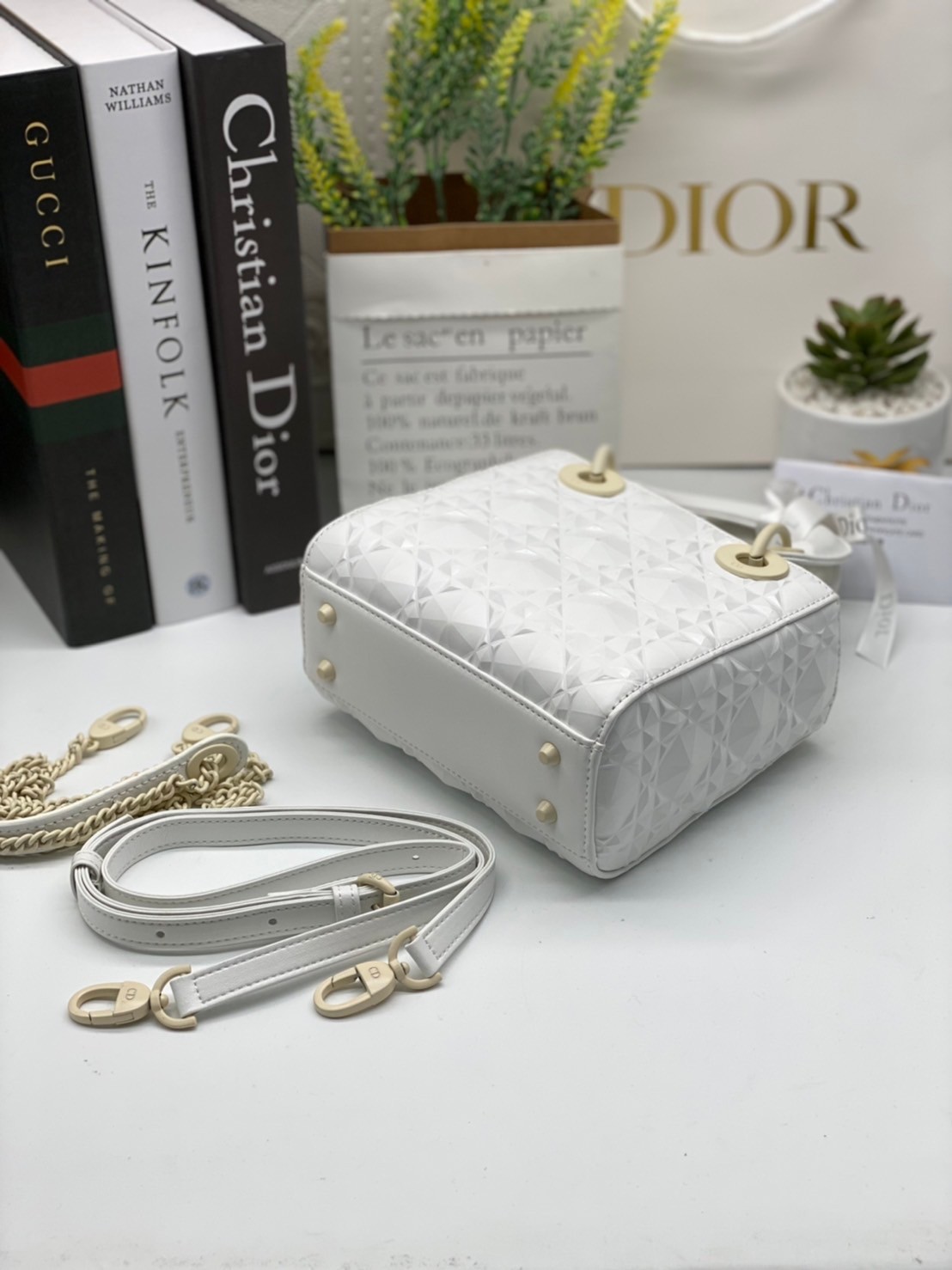หนังแท้ DIOR LADY BAG 17cm ไซส์เล็กขนาดกำลังน่ารักเลยค่ะ งานออริหนังแท้ทั้งใบปั้มลายรุ่นใหม่ล่าสุด ความสง่างามอีกหนึ่งรุ่นของ Dior รูปทรงสีเหลียม ขนาดกระทัดรัด ตั้งอยู่ทรง ฐานกระเป๋าแข็งแรง มีหมุดรองฐาน ดีไซน์ที่มีเอกลักษณ์เฉพาะตัว ด้านหน้าตกแต่งด้วยตัวอั