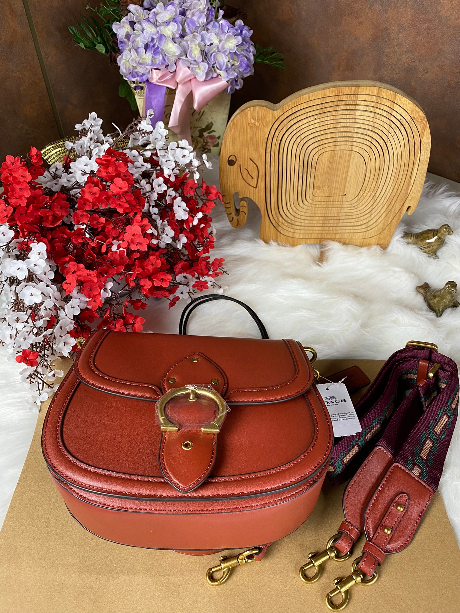 OUTLET 】COACH BEAT SADDLE BAG 10 แบบพร้อมส่ง จุกๆ เลยค่า The best item! ที่สาวๆรอคอย! ฮอตไฟลุก! สีหายาก ละมุนคุณหนู คอลเลคชั่นใหม่ ดีไซน์หรูหรา พิเศษมากๆมาพร้อมสายสะพาย 2 เส้น ใช้คู่กันหรือแยกสะพายก็สวยครบสูตร กระเป๋าสะพายทรง saddle คลาสสิค วัสดุหนัง glov