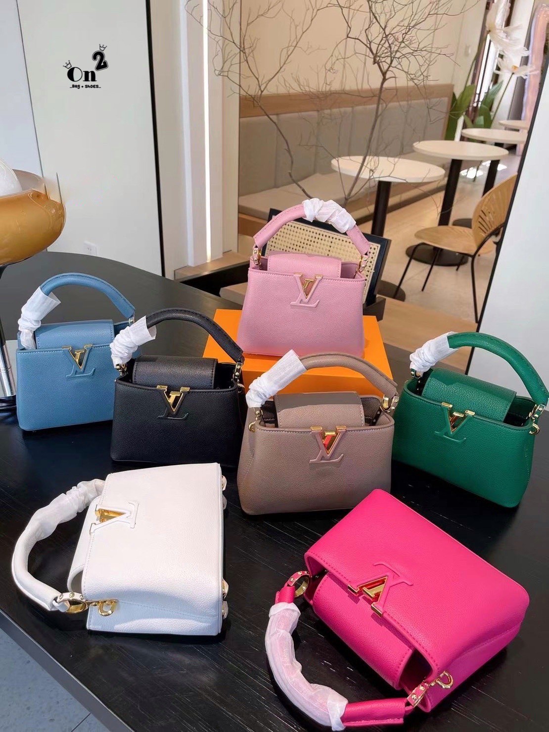 LV capucines top handle กระเป๋าถือสุดหรู ดีไซน์ทรงคลาสสิค อะไหล่สีทองปั้มทุกจุด มาพร้อมสายสะพายยาวงานจริงสวยทุกมุมเป๊ะปังมากค่ะ งานมาพร้อมหูจับในตัว ที่สุดของความสวยในราคาเบาๆ ด้วยรูปทรงวินเทจและวัสดุหนังลูกวัวสังเคราะห์ สัมผัสดี ขับผิว ทำให้ไอเท็มนี้สะกด