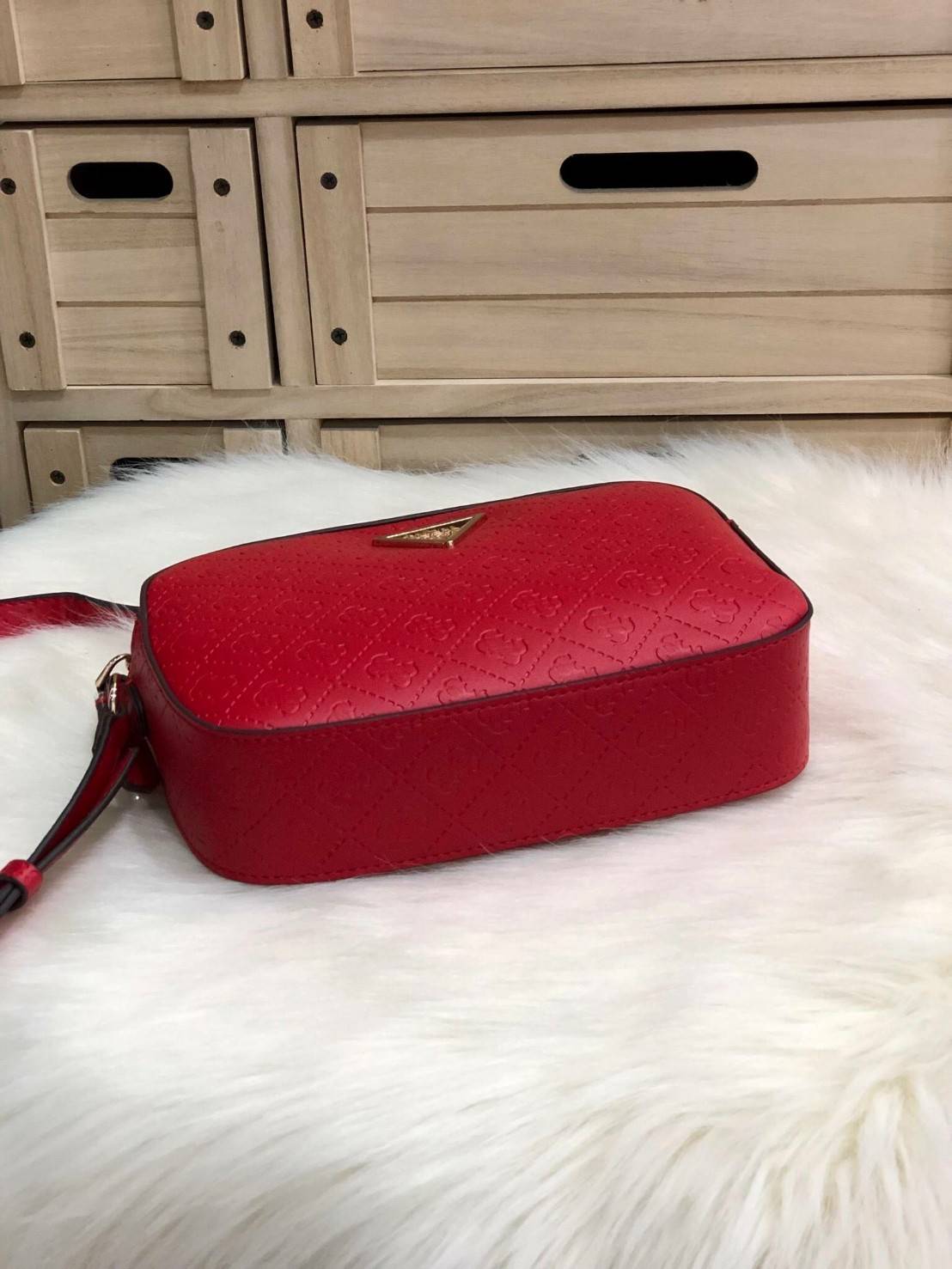 GUESS KAMRYN TOP ZIP CROSSBODY BAG กระเป๋าสะพายทรงน่ารัก จาก GUESS วัสดุหนัง pu ปั้มลายสวยอยู่ทรงขนาดกำลังดี น้ำหนักเบา ด้านหน้ามีโลโก้แบรนด์อะไหล่ทอง เปิดปิดด้วยซิปสะดวกใช้ ภายในมีโลโก้ และช่องเล็กใส่ของเป็นสัดส่วน สามารถใส่ไอแพดและกระเป๋าสตางค์ใบยาว และ