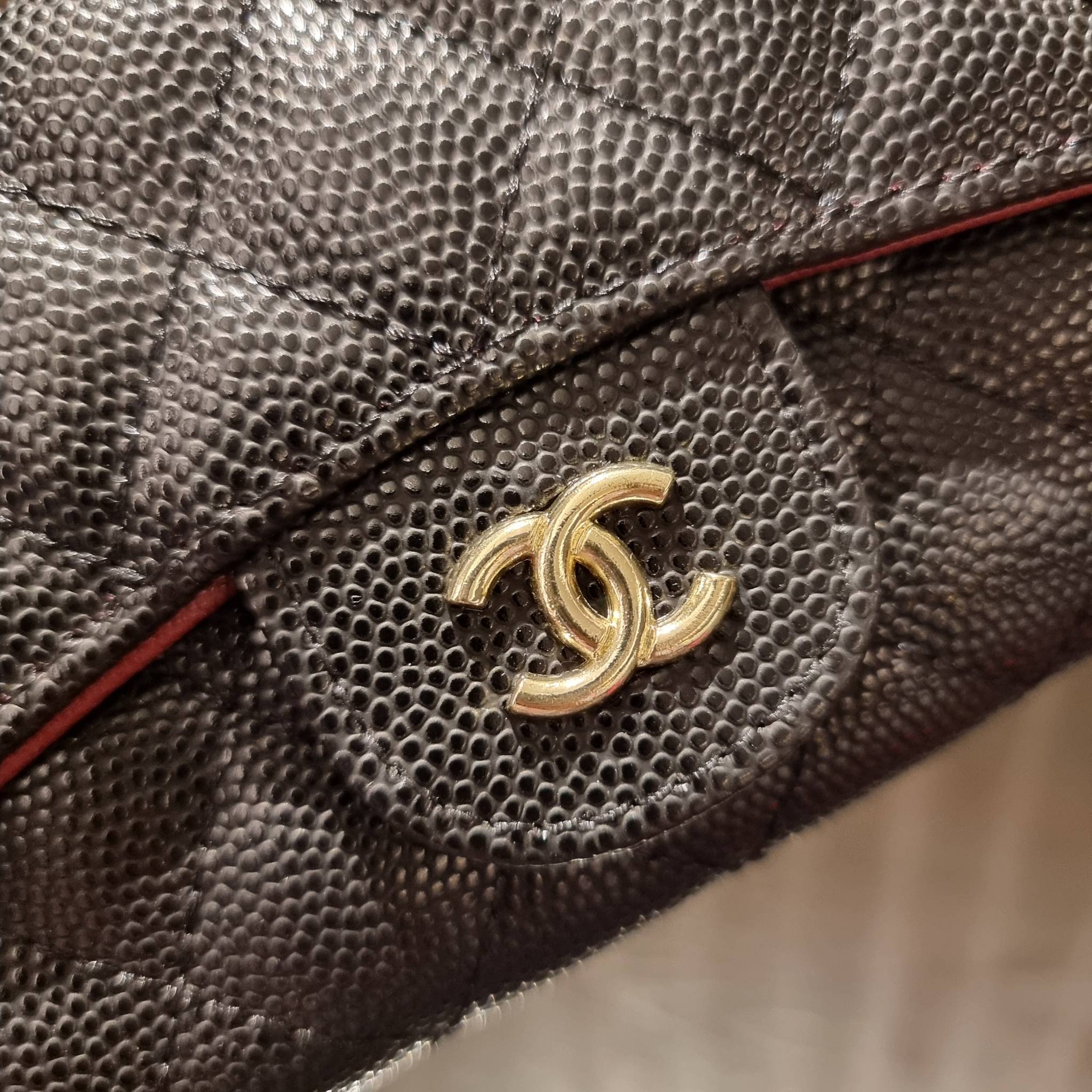 VIP 】กระเป๋าสตางค์ใบยาวรุ่นฝาพับที่ถามหากันมากที่สุด!! สวยรับทรัพย์จาก Chanel วัสดุหนังลายคาร์เวีย ลุคผู้ดีที่สุด เปิด-ปิดด้วยกระดุมแม่เหล็ก ภายในกระเป๋ามีช่องใส่บัตรได้เยอะ ใส่ธนบัตร ใส่เหรียญได้ มีช่องซิปแยกอีกหนึ่งช่อง ดีไซน์เรียบหรูดูคลาสสิค!! สาวๆห้า