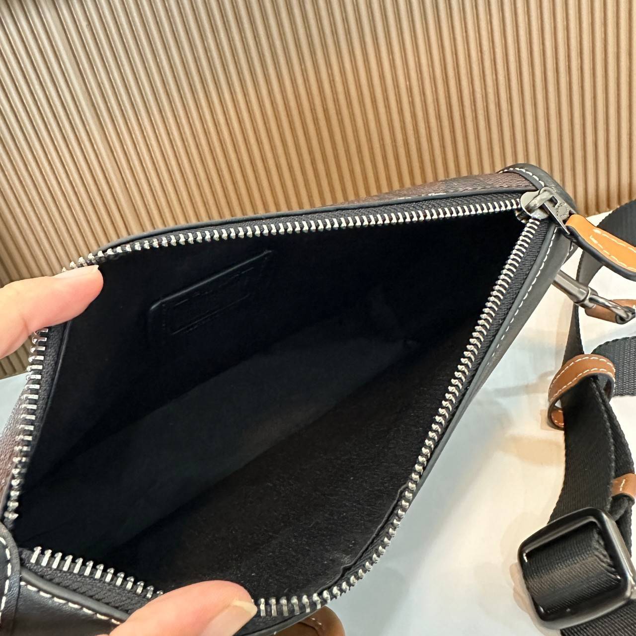 Coach Heritage Convertible Crossbody In Signature Canvas With Creature Print( cc131) กระเป๋าไฮบริดแบบถอดได้รุ่นใหม่ หล่อเท่ส์ สะพายสามารถสะพายทำงานดูดีสุดๆคะ มาพร้อมกระเป๋าใบเล็กห้อยสุดเก๋ วัสดุแคนวาสตัดขอบหนังแท้ เปิด ปิดด้วยซิป ซับในผ้า ด้านนอกกระเป๋าเป