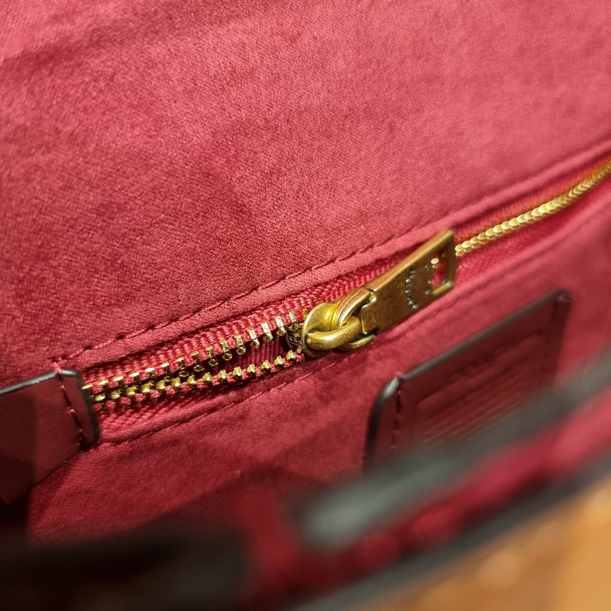 COACH C0749 BEAT SADDLE BAG The best item! ที่สาวๆรอคอย! ฮอตไฟลุก! สีหายาก ละมุนคุณหนู คอลเลคชั่นใหม่ ดีไซน์หรูหรา พิเศษมากๆมาพร้อมสายสะพาย 2 เส้น ใช้คู่กันหรือแยกสะพายก็สวยครบสูตร กระเป๋าสะพายทรง saddle คลาสสิค วัสดุหนัง glove-tanned ทนทาน เปิด-ปิดด้วยกร