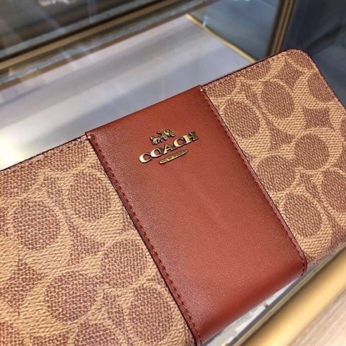 ของแท้ COACH Accordion Zip Wallet in Signature Coated Canvas with Leather กระเป๋าสตางค์ใบยาว เปิด-ปิดกระเป๋าด้วยซิปรอบ ด้านในมีช่องใส่บัตร ช่องใส่ธนบัตร และช่องซิปใส่เหรียญค่ะ ถือไปไหนก็ได้รอบโลกค่ะ