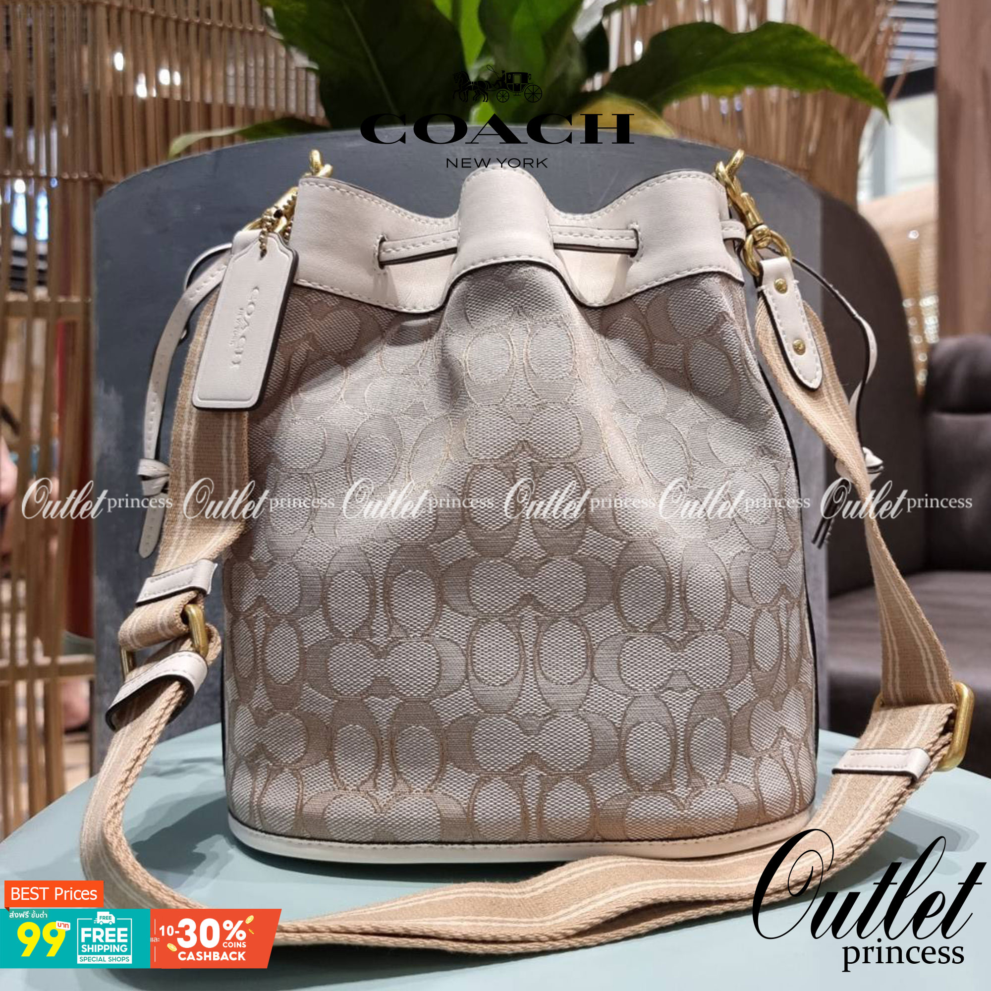 COACH FIELD BUCKET BAG IN SIGNATURE JACQUARD C3853 กระเป๋าสะพายทรงบัคเก็ต รุ่นใหม่ล่าสุด ดีไซน์ลายซิกเนเจอร์บนผ้า jacquard สวยคม เป็นเอกลักษณ์ไม่ซ้ำใคร มาพร้อมสายสะพายผ้าสปอร์ต และสายสั้นสำหรับคล้องแขนได้ สามารถรูดปิดปากกระเป๋าด้วยหนังรอบใบ เพิ่มดีเทลให้ต
