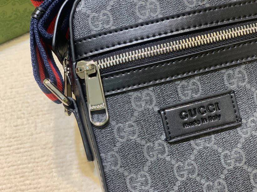 VIP GIFT 】หนังแท้ GUCCI GG Black messenger Crossbody ขนาดเล็ก ทรงแนวตั้ง มีช่องให้ใส่ของได้อยู่ 2 ช่อง เป็นซิบรูดเปิดปิดด้านบน และด้านหน้า โดดเด่นด้วยลวดลายกระเป๋าที่ ใช้ตัวโลโก้ของ GUCCI มาทำเป็นแพทเทิร์น ซึ่งกระเป๋าแต่ละใบอาจมีตำแหน่งที่แตกต่างกัน แปะตั