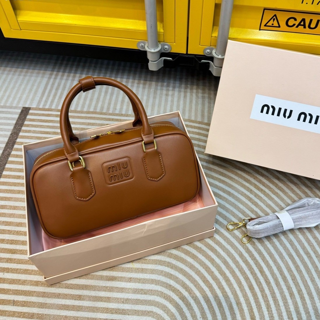 MIU MIU Arcadia leather bag กระเป๋าถือ/สะพายสุดชิคมากในตอนนี้ ดีไซน์เรียบแต่มากมีอยู่จริง สวยดูแพง แมทชุดได้ง่ายสุด มินิมอลมินิใจ หูจับในตัวง่ายและสะดวกพกพา มาพร้อมสายสะพายข้างให้อีก