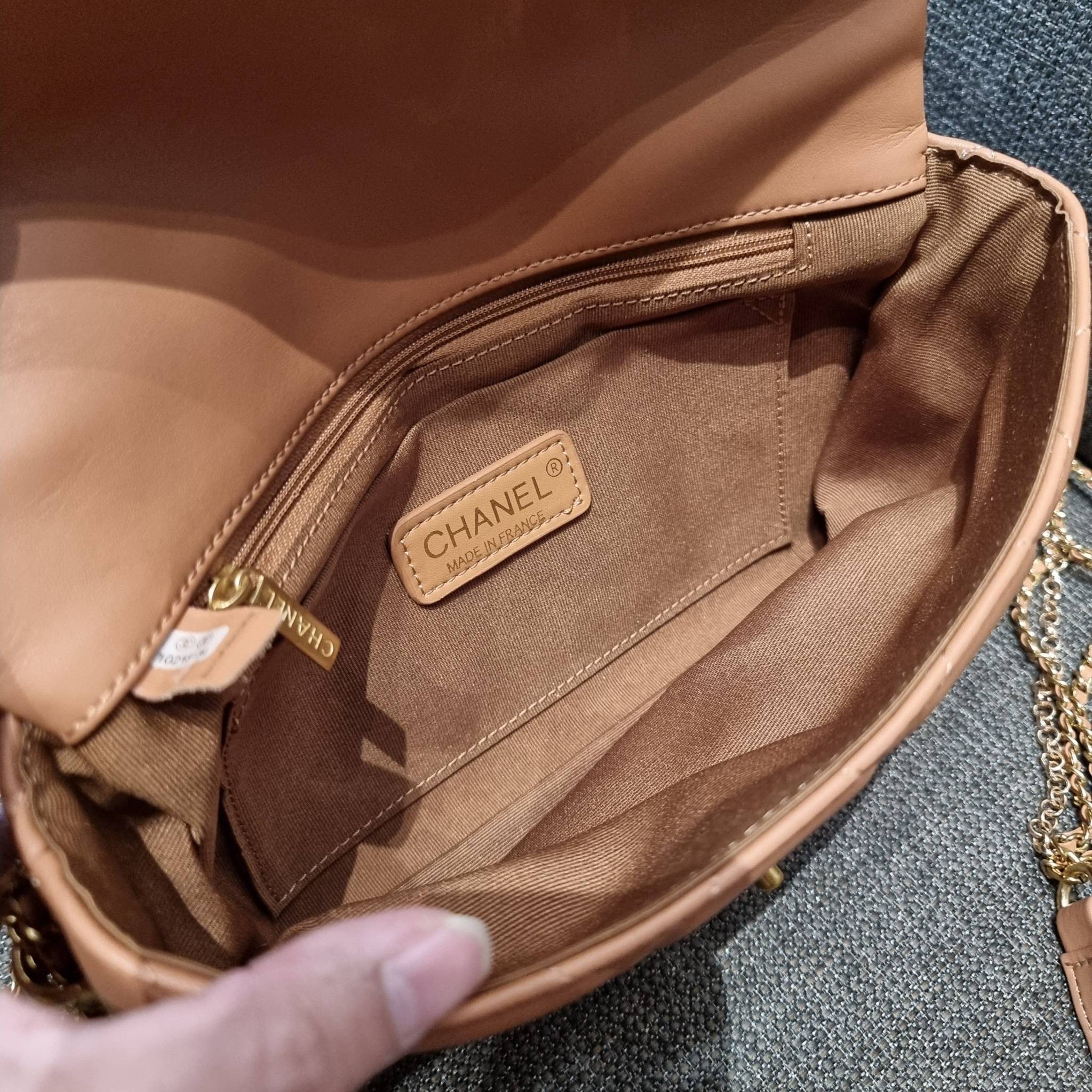 VIP 】สวยหรูพร้อมเสิร์ฟ!! กับไอเท็มสุดเลิฟจาก Chanel กระเป๋าสะพายที่สุดของความคุ้มค่า วัสดุหนังแกะนิ่มเต็มใบ เปิด-ปิดกระเป๋าด้วยตัวบิดล็อค ภายในกระเป๋าบุผ้าสวยหรู มีช่องโล่งกว้างจุของได้สบาย ใส่โทรศัพท์ กระเป๋าสตางค์ได้ มีช่องซิป 1 ช่อง ช่องย่อย 1 ช่อง ดีเ