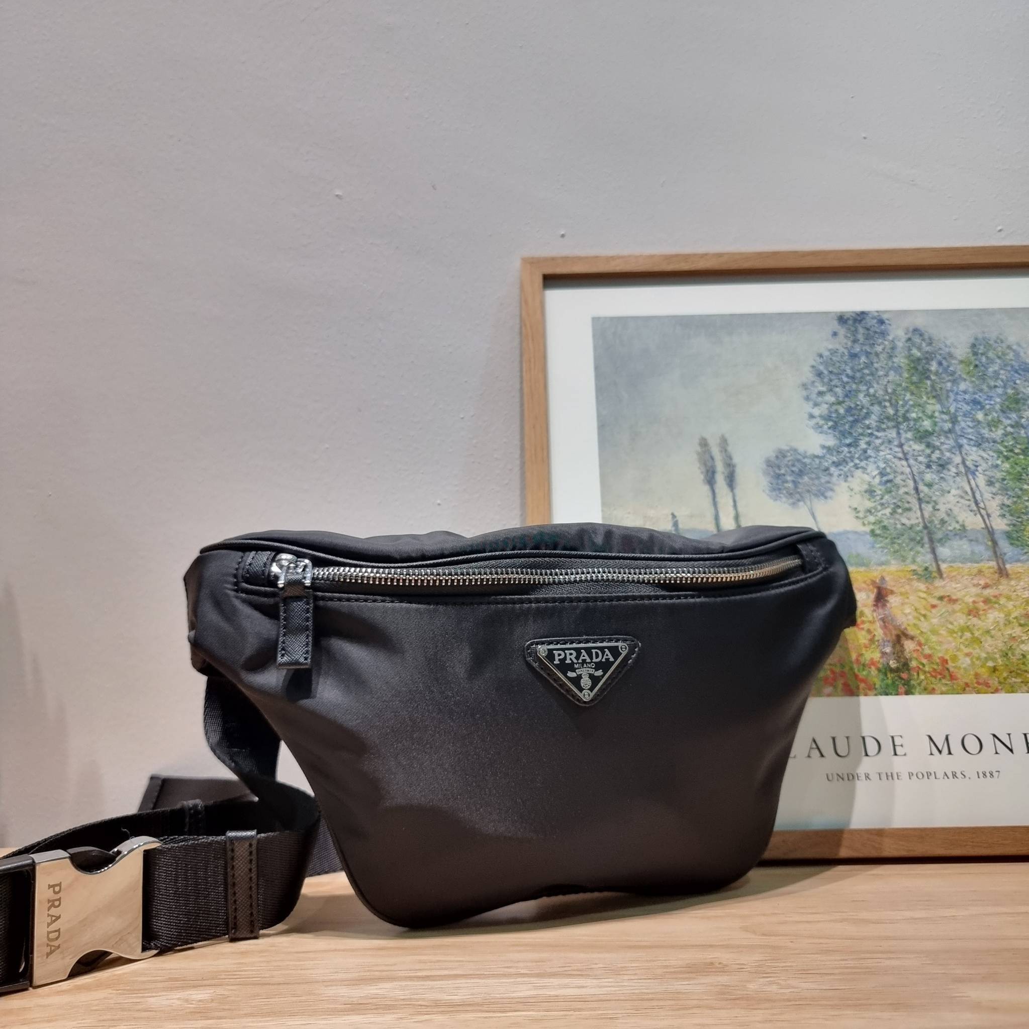 PRADA NYLON BUM BAG / PRADA Nylon Belt Bag กระเป๋าคาดอก รุ่นยอดฮิต ที่ใครๆก็ตามหา ด้วยดีไซน์คลาสสิค ใช้งานง่าย คล่องตัวสุดๆ เปิด-ปิดด้วยซิป ภายในโล่งกว้าง