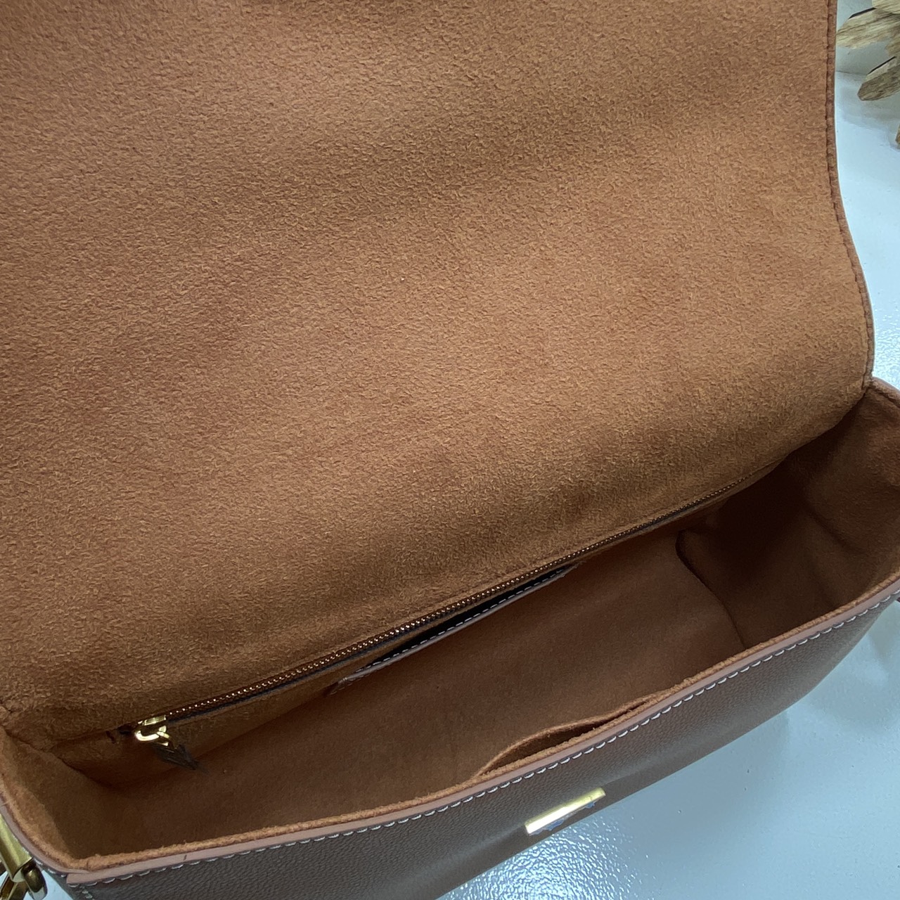 TOP ORI หนังแท้ | เกรดดีสุด LV Soft Twist Handbag กระเป๋าถือสุดไอคอนิก ถือเป็นกระเป๋าคู่ใจที่สมบูรณ์แบบสำหรับทุกวัน