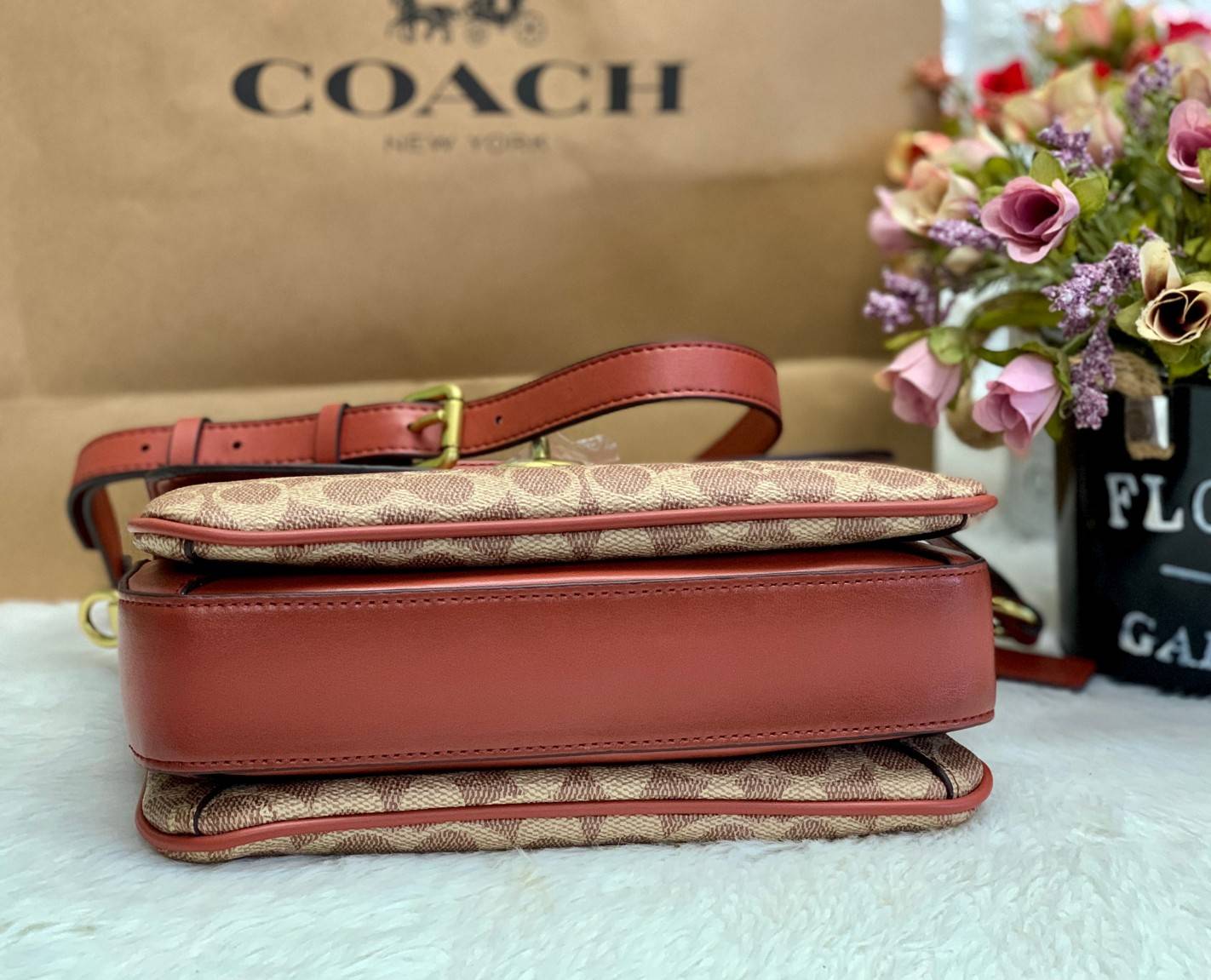 COACH CASSIE CROSSBODY BAG((68349//68348)) พร้อมส่งค่ะ! รุ่นฮิต กระเป๋าหิ้วได้//สะพายข้างหรือครอสบอดี้ร์ได้ หนังแท้นิ่มสวย เปิดปิดกระเป๋าแบบหมุนล็อค ภายในกระเป๋ามี3ช่องให้ใส่ของ แต่ล่ะช่องกว้าง สามารถใส่กระเป๋าเงินใบยาวได้;ของอื่นๆได้จุทีเดียวค่ะ ;มีช่องซ
