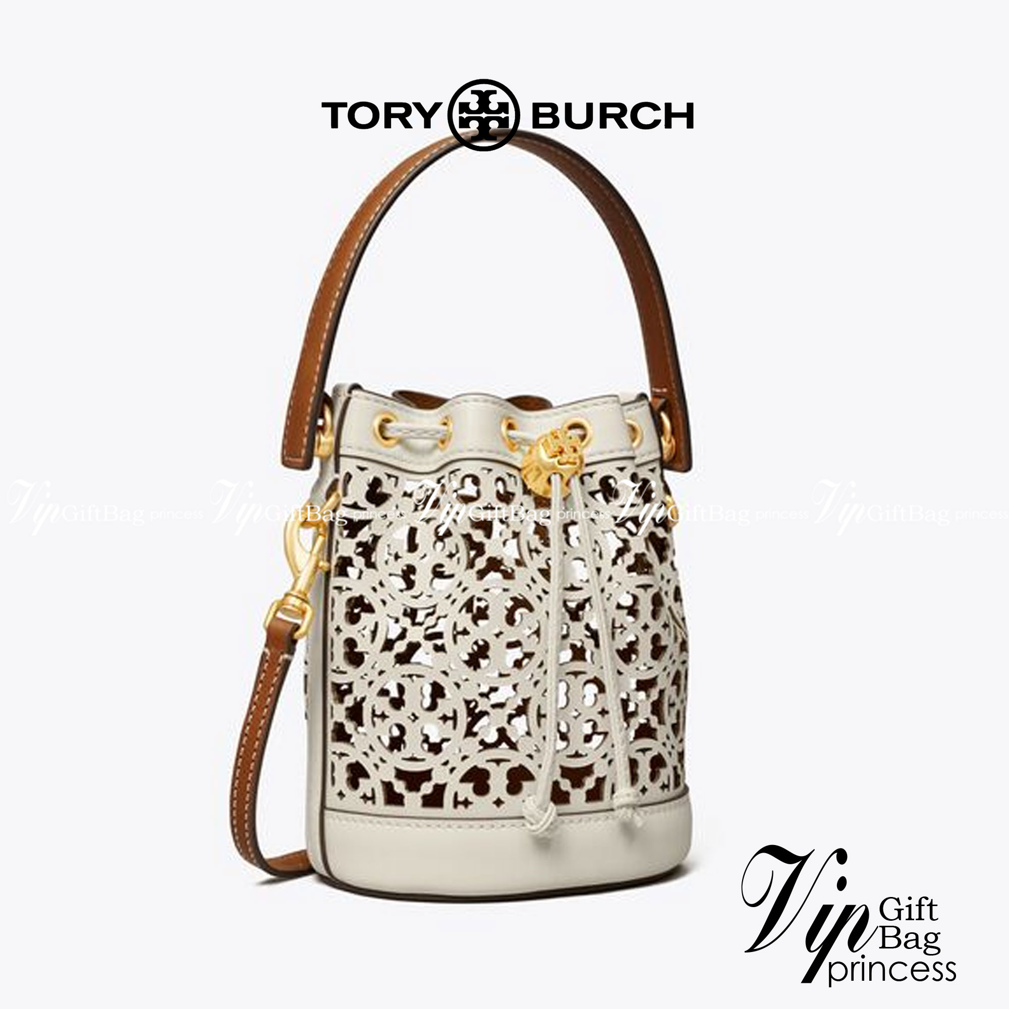 TORY BURCH T MONOGRAM LASER-CUT MINI BUCKET BAG ใจบางที่สุดกับคอลเลคชั่นนี้ กับกระเป๋าสะพายทรงบัคเก็ต ไซส์มินิ รุ่นชูโรงสุดฮิต ที่เพิ่มดีเทลความแพงด้วยการฉลุลวดลายโมโนแกรมรอบใบ ถักทอเป็นเส้นลายสานที่สวยงามมาก งานฝีมือจริงๆ วัสดุหนัง cowhide รูดเปิด-ปิดด้ว