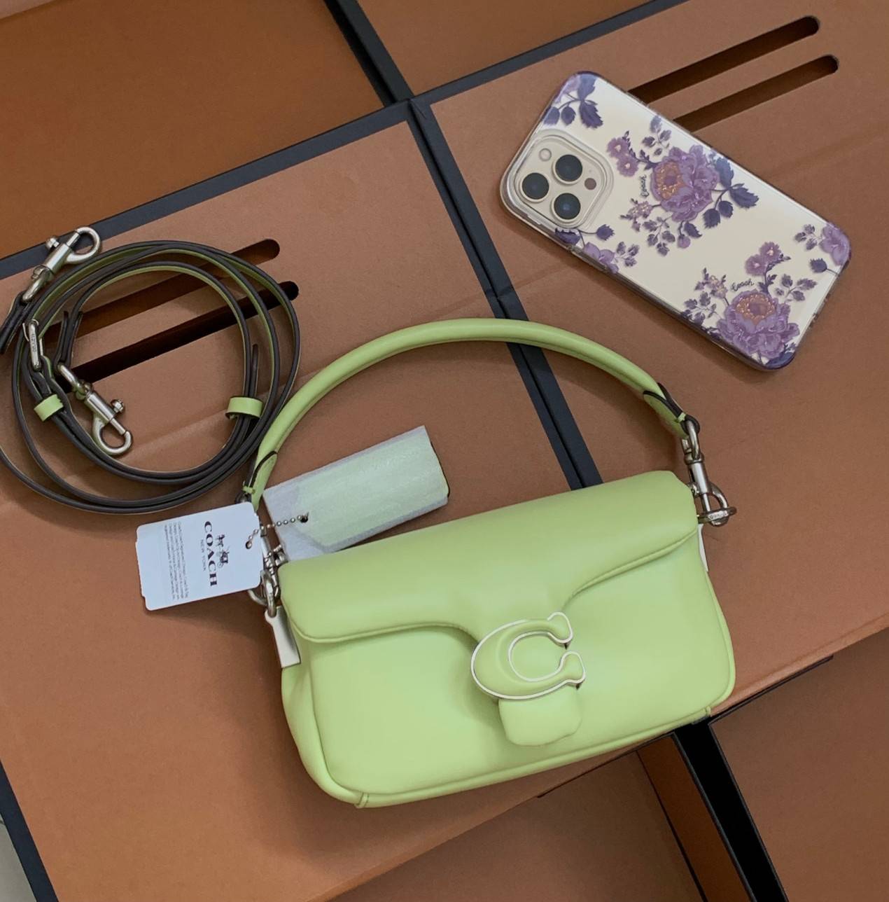 น้องสวยมากก สินค้าจริงสวยกว่าในรูป ไม่จกตาค่ะ! COACH PILLOW TABBY SHOULDER BAG 18 ((C3880)) 📣 พร้อมส่งที่ไทย คุณภาพเกินราคา! กระเป๋าหิ้ว//สะพายแบบครอสบอดี้ร์ 🔺หนัง nappa อย่างดี หนานิ่ม นุ่มมากๆ หลงรักน้องแน่นอน ✔️ใช้โลโก้แบรนด์รุ่น