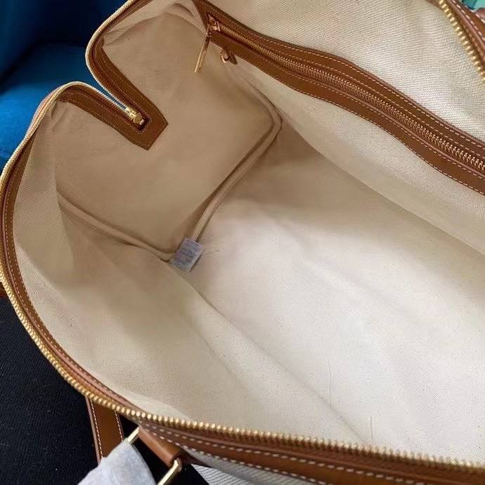 VIP GIFT หนังแท้ CELINE KEEPALL LARGE VOYAGE BAG IN TEXTILE WITH CELINE PRINT AND CALFSKIN BAG ใบใหญ่จุสัมภาระได้เยอะสุดๆ สวยหรูสุดคลาสสิค ดีไซน์ไม่มีเอ้าท์ เปิดปิดด้วยซิปแบรนด์ พร้อมห้อยแม่กุญแจอะไหล่แบรนด์สีทอง ภายในโล่งกว้างและจุมากใช้เป็นกระเป๋าเดินทา