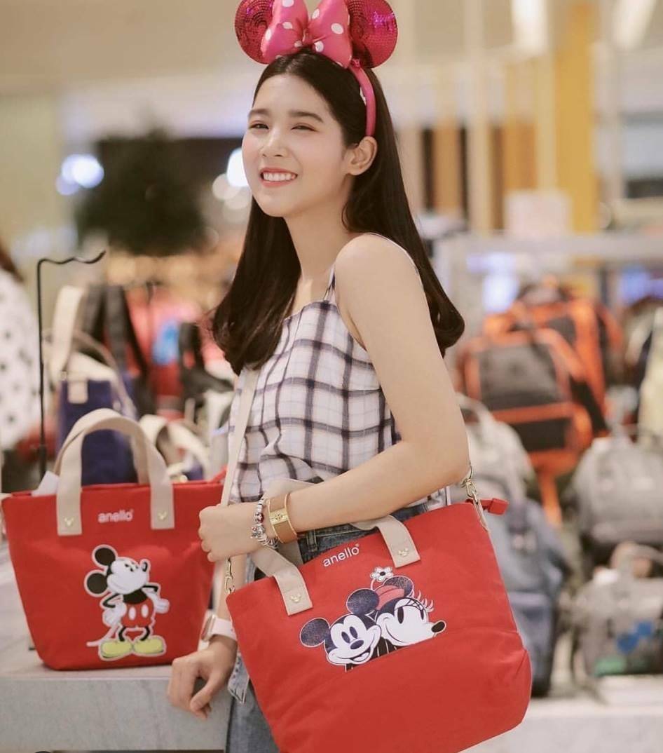 ANELLO MICKEY LIMITED EDITION MEDIUM DT-G004 เอาใจวัยรุ่นกับอีกหนึ่งคอลเลคชั่นน่าสะสมจากมิกกี้ เมาส์และมินนี่ เมาส์ ที่วาดลวดลายของตัวการ์ตูนยอดฮิตลงบนกระเป๋าให้เป็นซิกเนเจอร์กับรูปแบบทรง medium tote ขนาดกลางกำลังดี อีกทั้งยังเลือกใช้วัสดุอย่างผ้า Canvas 
