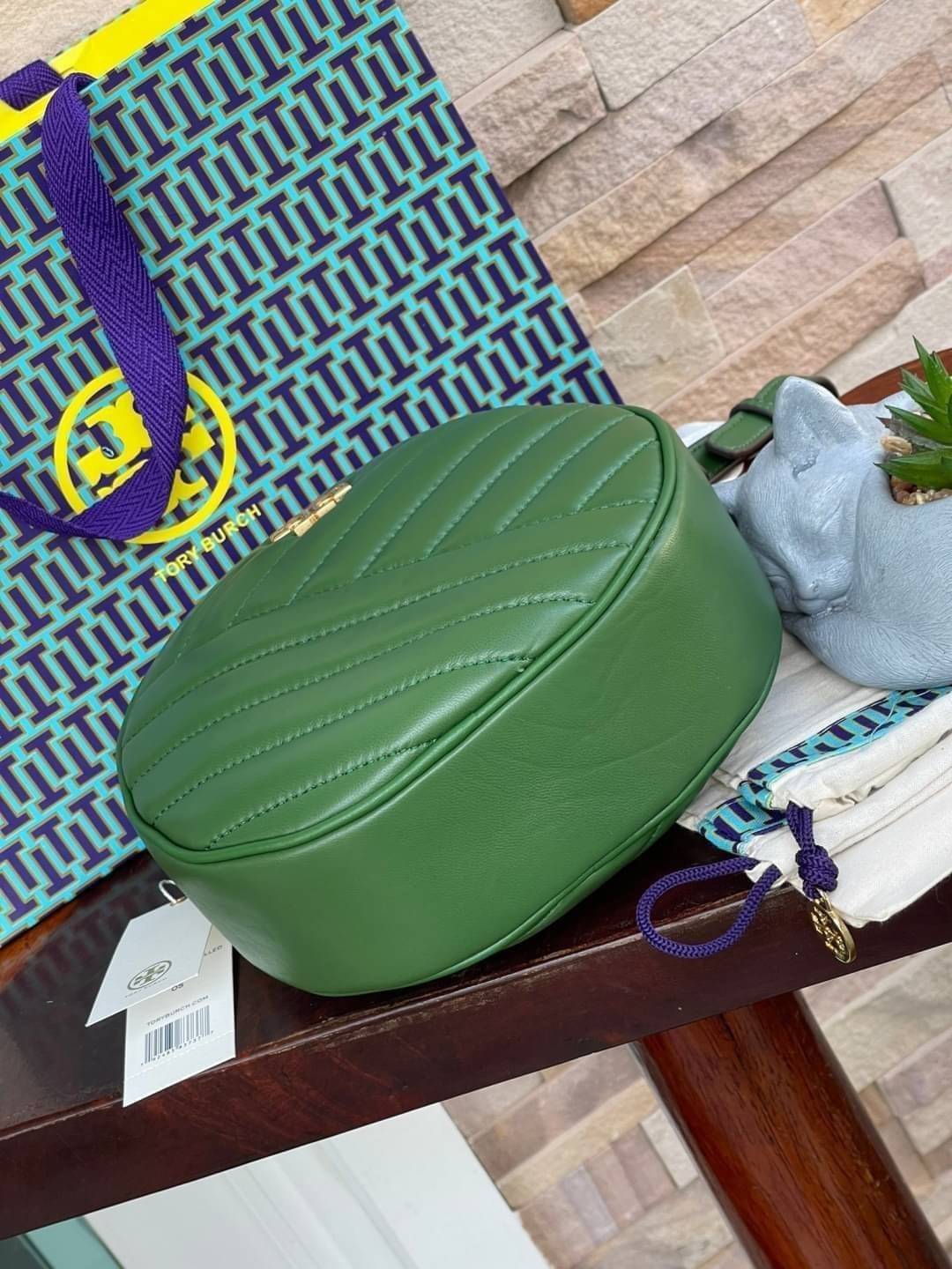 Tory burch Kira Cheron Circle Crossbody กระเป๋าสะพายคาดลำตัวรุ่นนี้โดดเด่นด้วยรูปทรงกลมสุดชิค ขนาดกะทัดรัด พร้อมด้วยหนังกระเป๋าที่ทำจากหนังแท้คุณภาพดี เพราะ Kira Chevron เป็นรุ่นที่ตอบโจทย์และครองใจสาว ๆ ได้อย่างแท้จริง เนื่องจากมีดีไซน์เรียบหรู โดยทางแบร