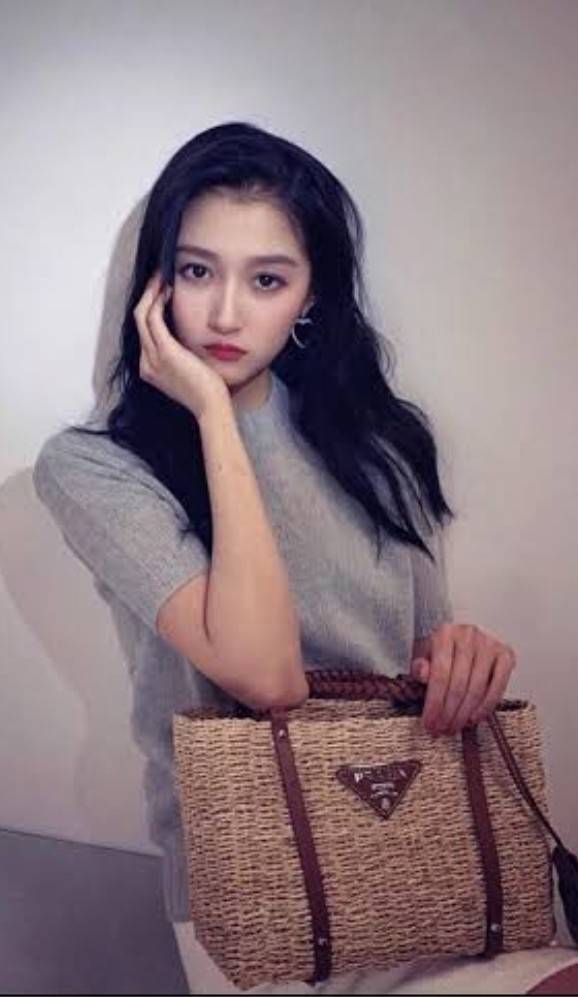 PRADA CORN HUSK AND LEATHER TOTE ธรรมชาติเป็นหนึ่ง!! กับอีกไอเท็มรักษ์โลก ด้วยดีไซน์ล้ำทันสมัย ผสานกับวัสดุจากธรรมชาติ ออกมาเป็นลายสานที่สวยหรู ไม่กระด้าง กระเป๋าทรงโท้ท ขนาดกำลังสวย มาพร้อมหูจับในตัว มีซิปรูปเปิด-ปิดที่ปากกระเป๋า ภายในโล่งกว้าง ใส่ของได้