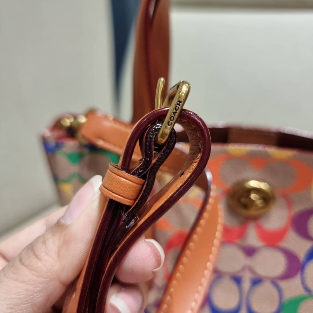 COACH CA102 WILLOW TOTE 24 IN RAINBOW SIGNATURE CANVAS ไปให้สุดกับความเลิศของลวดลายสายรุ้ง ที่แต่งแต้มลงบนกระเป๋าทรงโท้ท ไซส์กำลังสวย พกพาได้สะดวก มีตัวบิดล็อคที่ปากกระเป๋าด้านหนึ่ง และกระดุมแม่เหล็กอีกด้านหนึ่ง ภายในโล่งกว้าง เก็บของได้เป็นสัดส่วนไปเลย ม