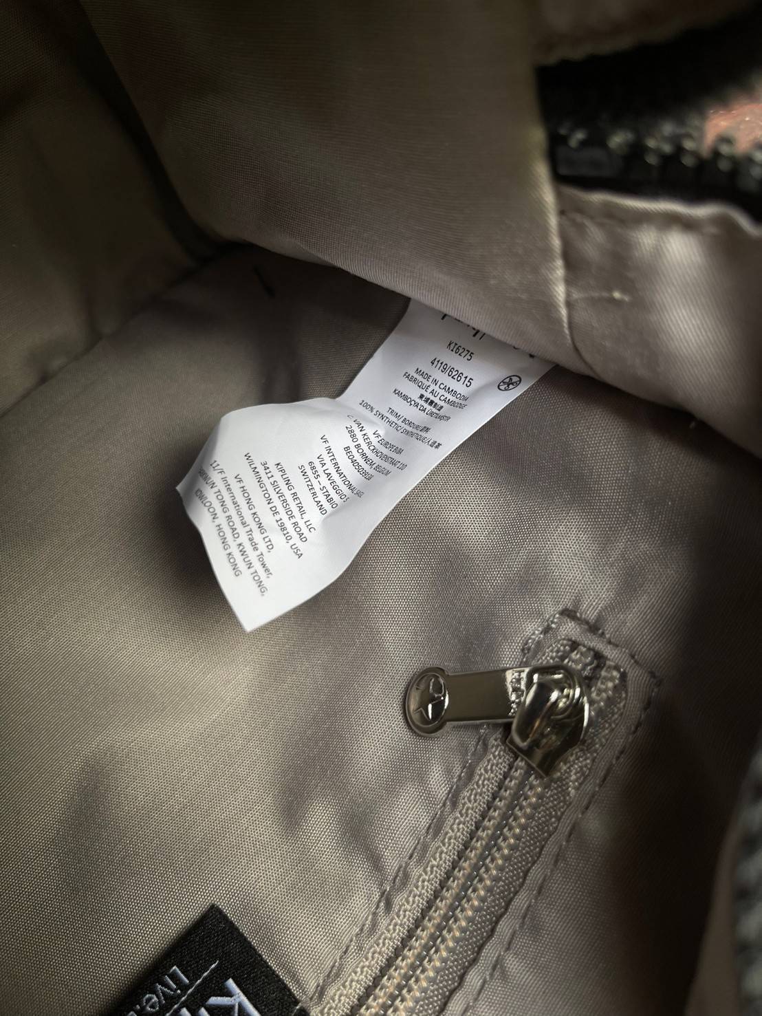 Kipling Kirsty Small Handbag (KI6275) กระเป๋าถือหรือสะพายทรงcrossbody จากคอลเลคชั่นใหม่ล่าสุด ที่เน้นฟังก์ชั่นแบบไม่ซับซ้อน สีสันเรัยบง่ายเข้าได้กับสีเสื้อผ้าได้ดี สามารถใส่ของที่จำเป็นสำหรับผู้หญิงได้แทบทุกอย่างไม่ว่าจะเป็น มือถือ กระเป๋าสตางค์หรือเครื่อ