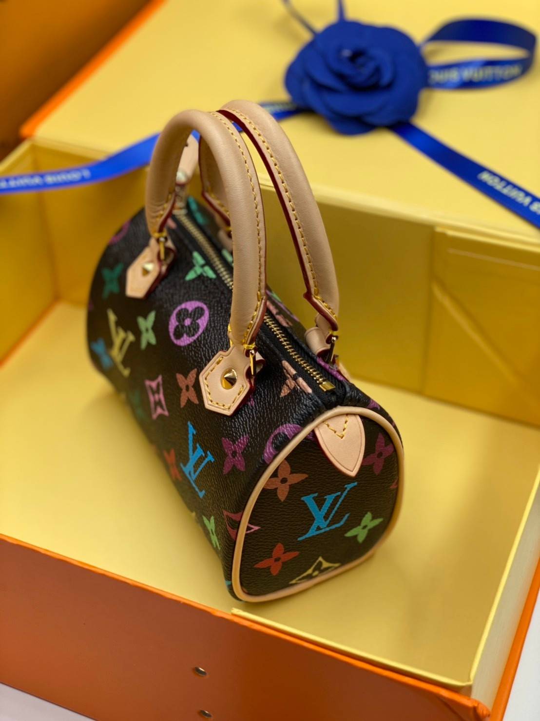 VIP 】LOUIS VUITTON Monogram Multicolor Mini Speedy พร้อมส่งความน่ารักค่ะ! กระเป๋าทรงหมอนไซด์มินิ หนังแกะแท้นิ่มสวยงามค่ะ เปิดปิดกระเป๋าแบบซิป ภายในสามารถใส่มือถือได้ กระเป๋าเงินใบกลางได้ พาสปอร์ตได้ค่ะ