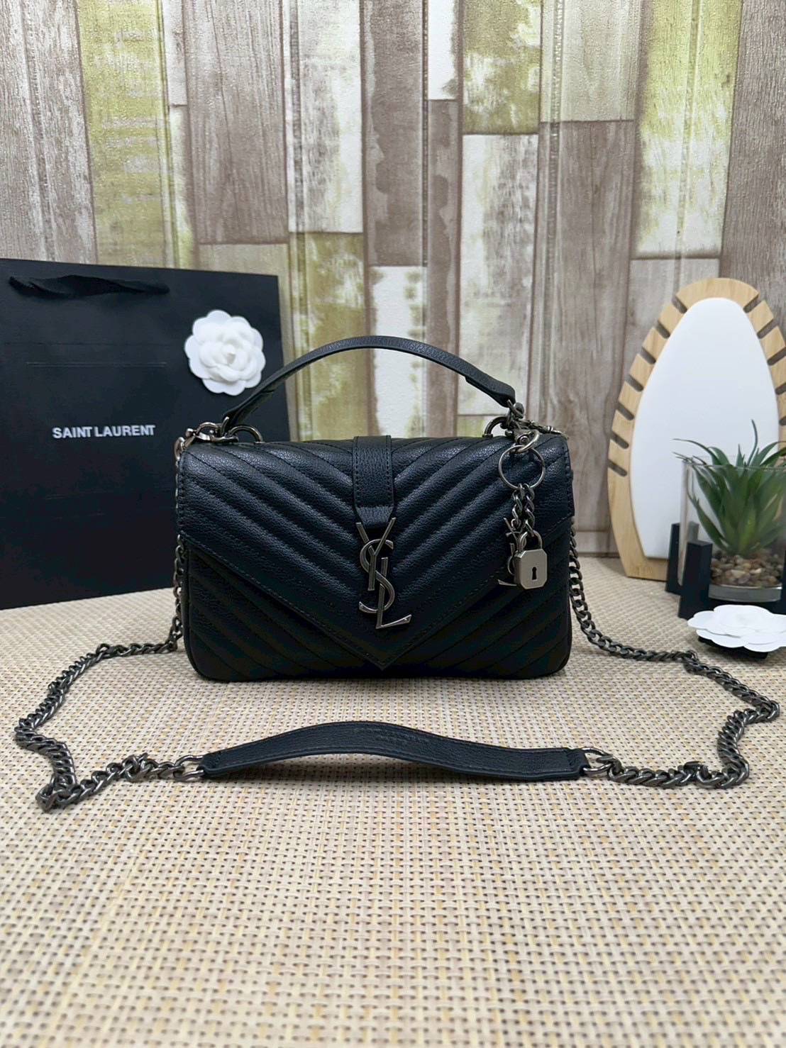 ORI หนังแท้ | YSL COLLEGE MEDIUM IN QUILTED LEATHER 25cm กระเป๋าสะพายทรงสวยสุดหรู ดูติดแกลมสุดๆ โดดเด่นด้วยโลโก้ด้านหน้า เพิ่มดีเทลความผู้ดี ไม่เคยผิดหวังจริงๆ!!