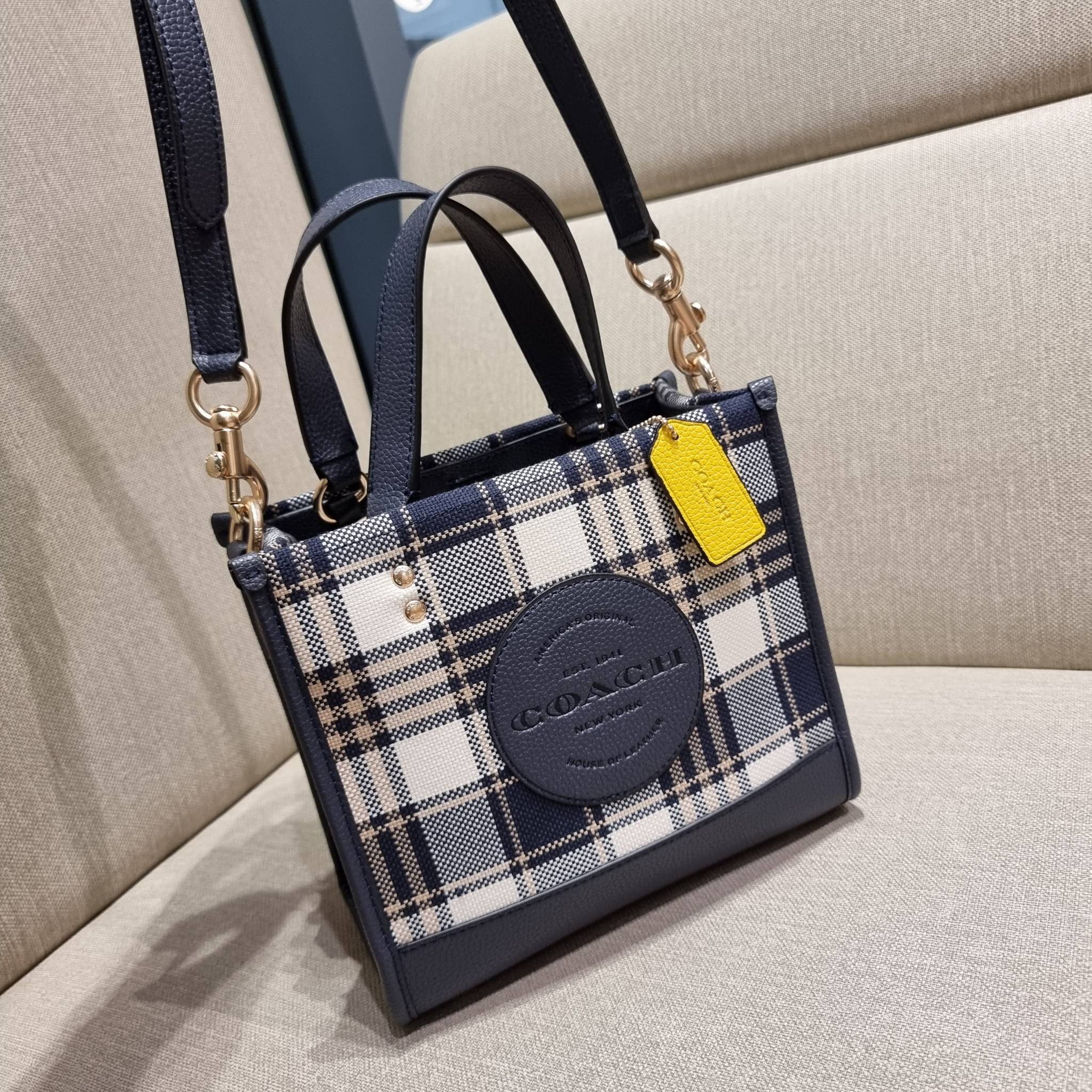 COACH C8198 DEMPSEY TOTE 22 WITH GARDEN PLAID PRINT AND COACH PATCH คอลใหม่สุดคิ้วท์ หวานๆใสๆ น่ารักชะมัด!! ดีไซน์ลายสก็อต เหมาะกับฟีลลิ่งปิคนิคเป็นที่สุด กระเป๋าทรงโท้ท ไซส์กำลังสวย ฟังก์ชั่นการใช้งานก็สะดวกที่สุด มีทั้งสายคล้องในตัว และสายครอสบอดี้ วัสด