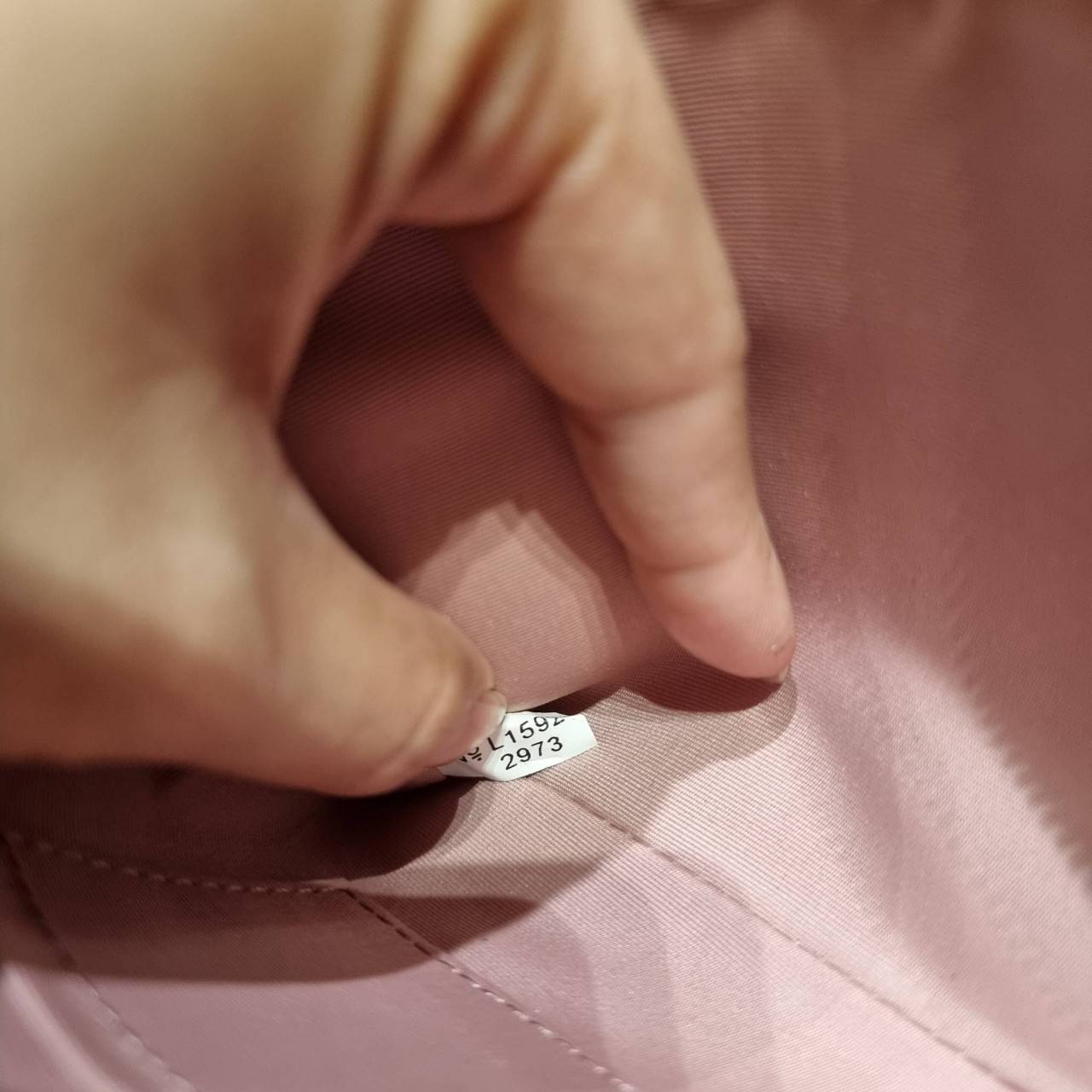 COACH 2972 CORNER ZIP WRISTLET IN SIGNATURE CANVAS WITH BUTTERFLY PRINT มาแล้วจ้า ไอเท็มสุดปัง!! ฮิตไม่เลิก!! พร้อมลวดลายสุดคิ้วท์ น่ารักน่าใช้ขึ้นไปอีก กระเป๋าคล้องมือ ขนาดเหมาะพกพา วัสดุหนังแคนวาส ภายในเป็นช่องโล่ง ใส่ธนบัตร หรือใส่บัตร ใส่เหรียญ ได้หมด