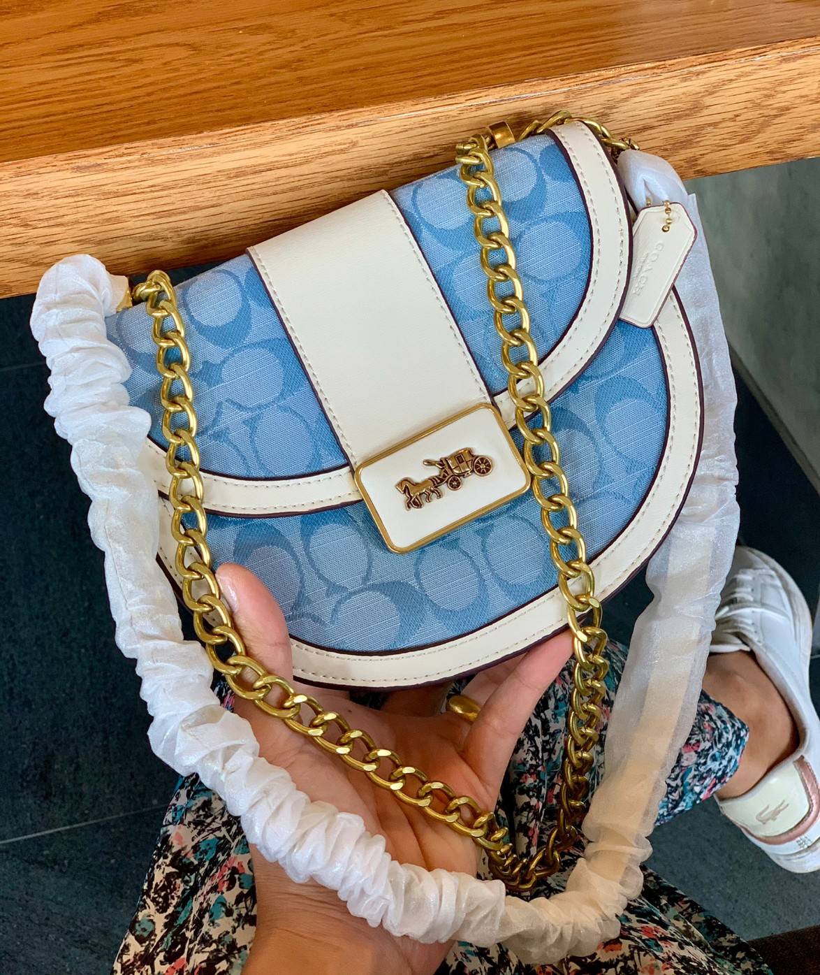 COACH ALIE SADDLE BAG IN SIGNATURE JACQUARD (C4694//C3464) New item!! กระเป๋าสะพายทรง saddle ดีไซน์วินเทจย้อนยุค แฝงความหรูในตัวด้วยอะไหล่สีทองเหลือง โดดเด่นไม่ซ้ำใครแน่นอน วัสดุผ้า jacquard สลับหนังแท้ ภายในเป็นช่องโล่ง มาพร้อมสายสะพายครอสบอดี้ ที่สามารถ