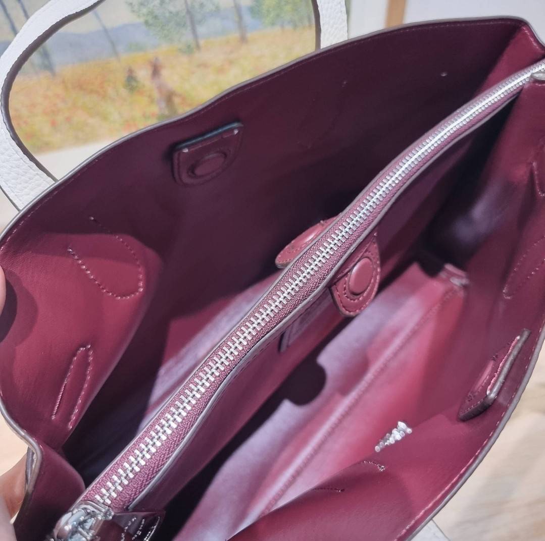 COACH HANNA CARRYALL IN SIGNATURE CANVAS / CH187 / CH195 / CH542 น้องใหม่ เรียบหรู ดูแพง กับกระเป๋าถือ/สะพายทรงสวย คงความคลาสสิค ดีไซน์ตกแต่งสายคาดจับจีบข้างกระเป๋าเพิ่มดีเทล มาพร้อมหูจับในตัว