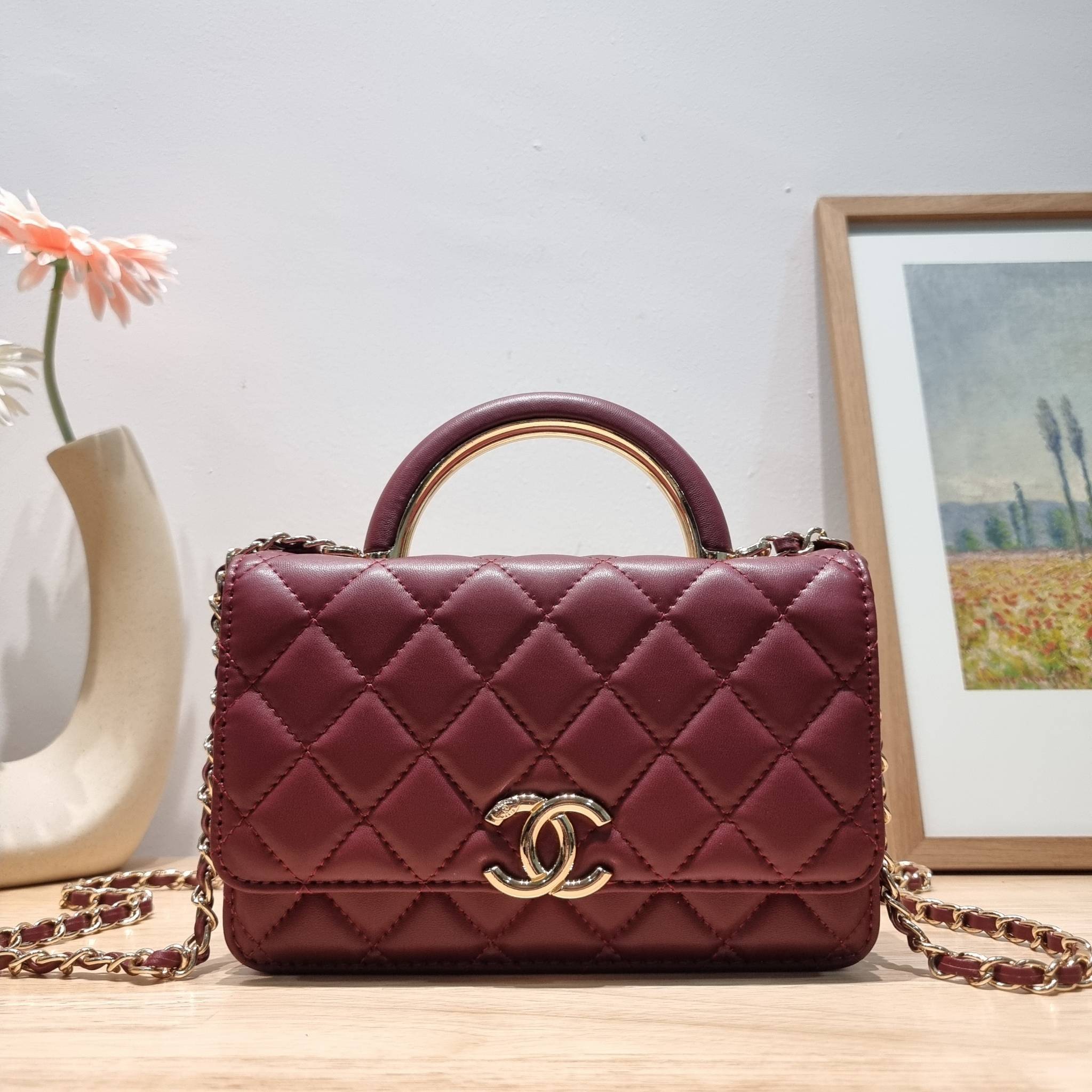 CHANEL woc with top handle black / CHANEL WALLET ON CHAIN กระเป๋าสะพายข้างไซส์กำลังดี สวยหรู ดีไซน์คลาสสิคผสานกิมมิคประจำแบรนด์ ทำให้ไอเท็มนี้เพิ่มมูลค่าขึ้นไปอีก สร้างสรรค์ตัวกระเป๋าด้วยหนังแกะ สัมผัสสบายมือ ใช้งานสะดวกด้วยกระดุมแม่เหล็ก ภายในกระเป๋าแบ่ง