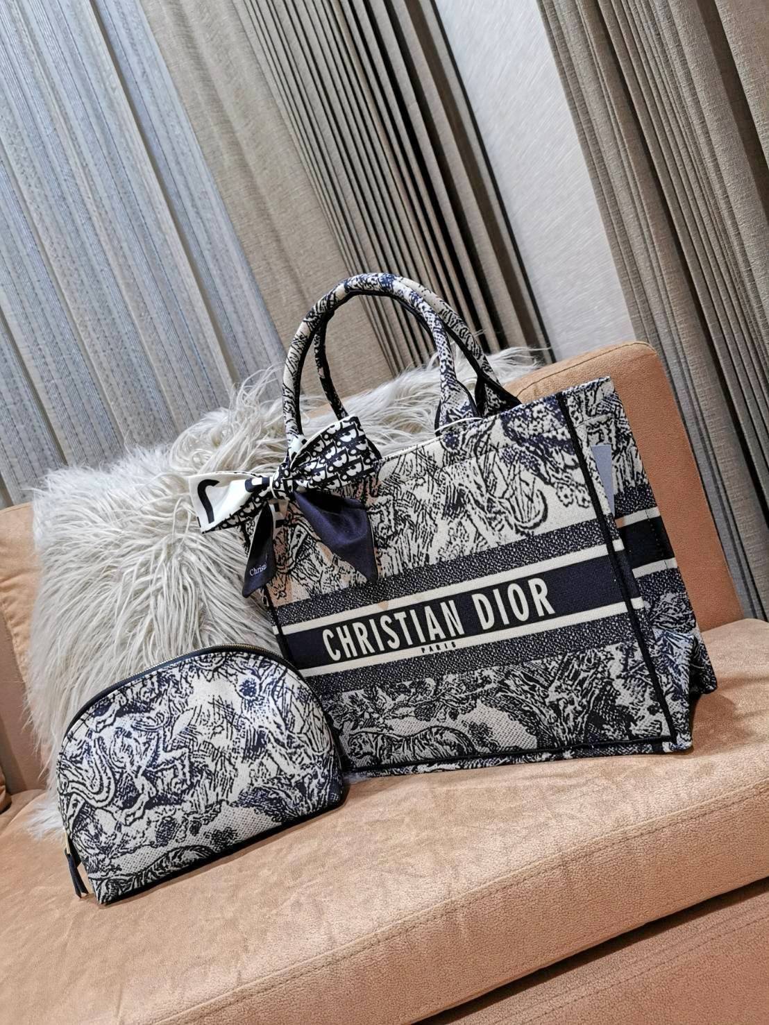 "ซื้อ1ได้ถึง2ใบ!" DIOR TOTEBAG WITH CLUTCH สวยหรูดูดี Setสุดคุ้มได้ทั้งกระเป๋า Dior Anagram Totebag + กระเป๋าคลัชเครื่องสำอาง + Dior Twilly สำหรับผูกกระเป๋าหรือผูกผมได้ ไอเท็มสุดฮิตสวยปังน่าใช้น่าสะสม มาพร้อมกล่องแบรนด์ จะซื้อใช้เองหรือมอบเป็นขอ