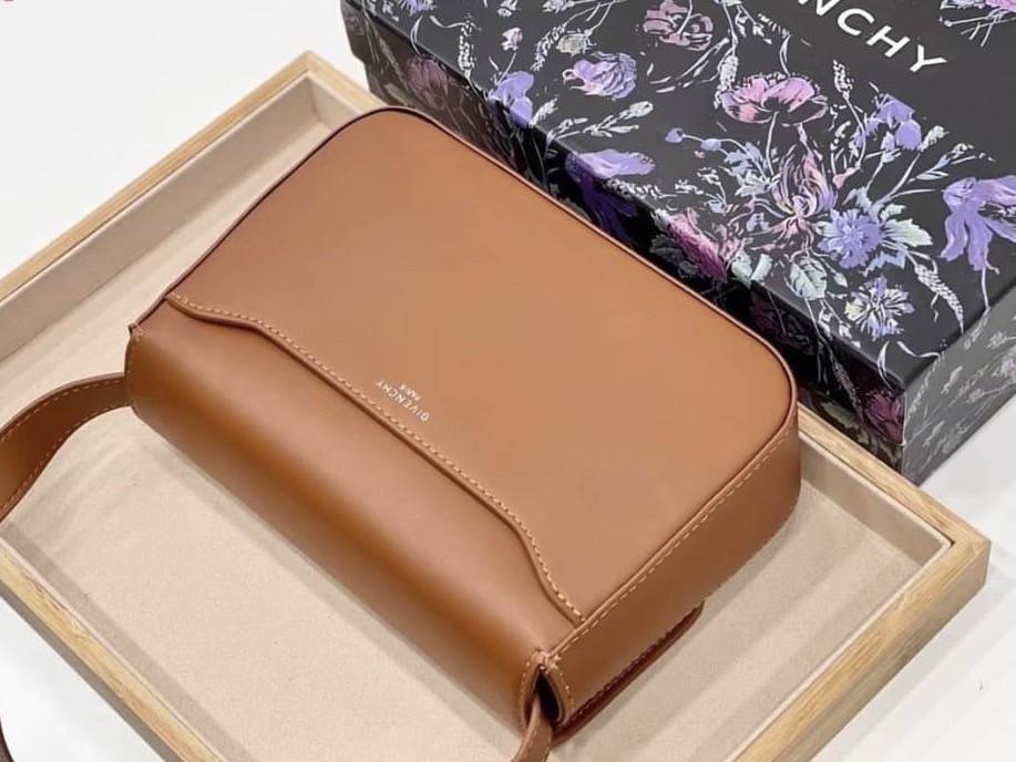 Givenchy Introducing 4G Medium Shoulder Bag วัสดุหนังแท้ อะไหล่สีเงิน ดีไซน์สวยงามทันสมัยรูปทรงสี่เหลี่ยมแบบคลาสสิก มาพร้อมสายหนังตีแบรนด์ Givenchy อันเป็นเอกลักษณ์เฉพาะของแบรนด์