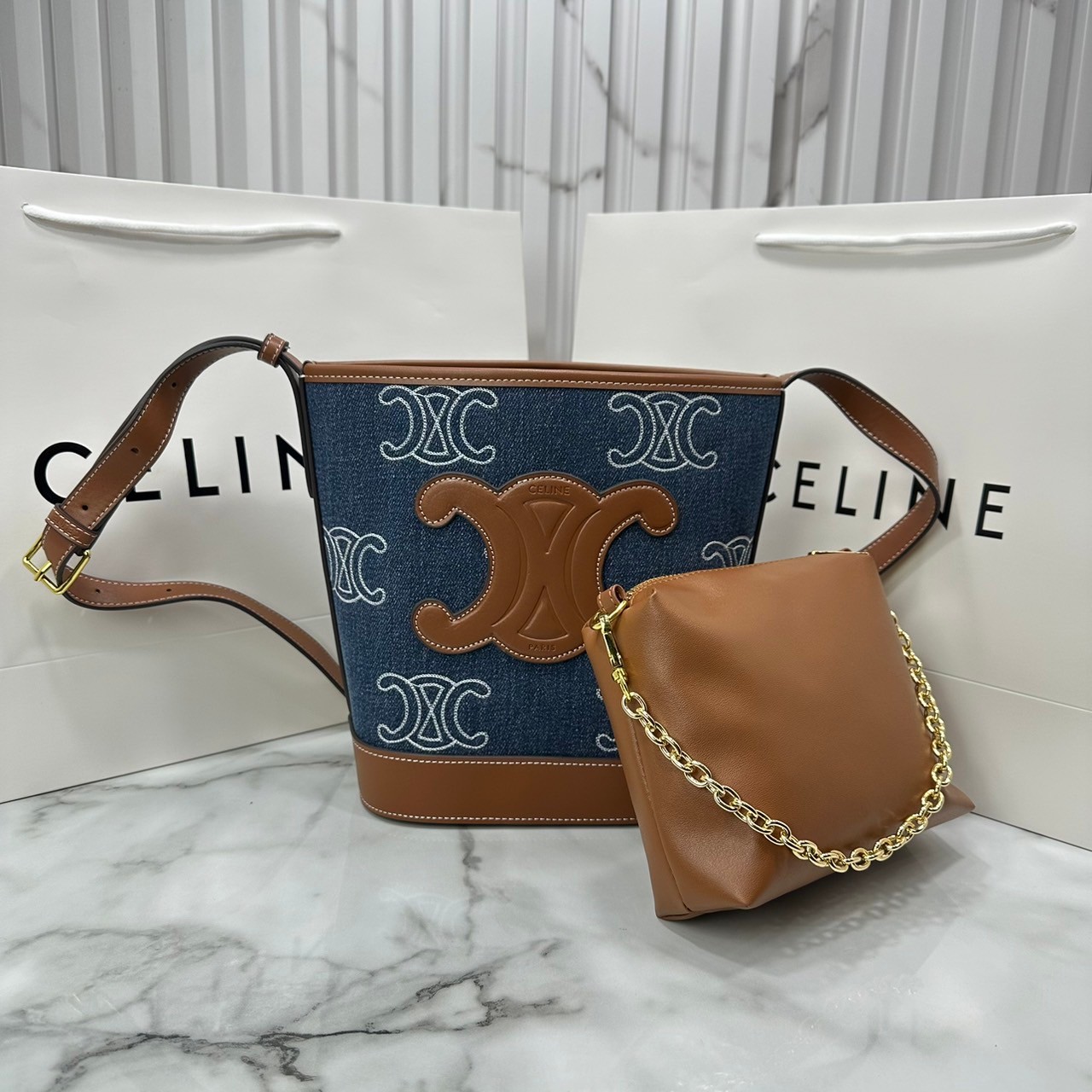 CELINE BUCKET CUIR TRIOMPHE bag in denim with full Triomphe กระเป๋าสะพายทรงบัคเก็ตเดนิม ปักลายแบรนด์สีขาวสวยโดดเด่น พิเศษพร้อมใบลูกสะดวกใช้งาน รุ่นฮิตข้ามปี งานสวยเรียบหรู ผู้ดีไปอีก