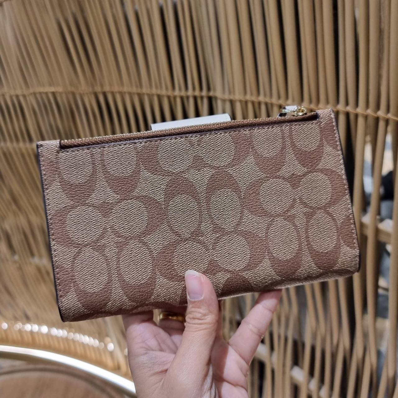 พร้อมส่ง 7 สี COACH C2874 TECH WALLET IN COLORBLOCK SIGNATURE CANVAS จัดให้สีใหม่ก่อนใคร!! ดีไซน์ใหม่ คอลเลคชั่นสวยหรู กระเป๋าสตางค์พร้อมสายคล้องมือ ง่ายต่อชีวิตมากจ้า!! มันดีอะไรเบอร์นี้ ใส่ได้ทั้งบัตร และโทรศัพท์ก็ใส่ได้ทุกรุ่น แถมยังมีช่องซิปแยกไปอีก ช